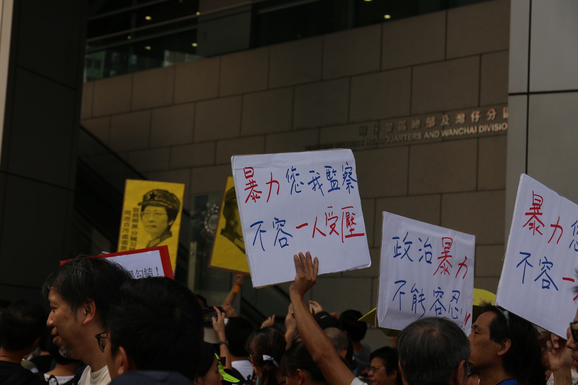 約有300人出席遞信行動,聲援朱凱廸。(蔡靜心攝) 約有300人出席遞信行動,聲援朱凱廸。(蔡靜心攝)