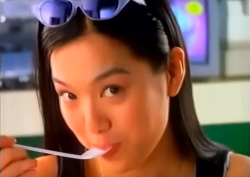 當年仍少女味十足的出爐港姐李珊珊賣廣告。（影片截圖）