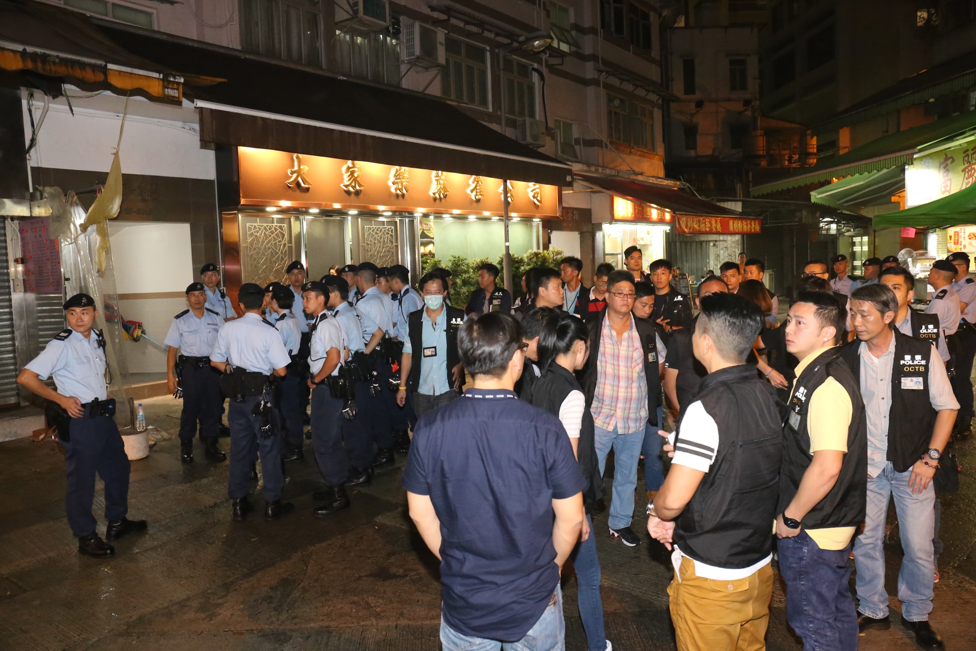 警方出動近百警員,在元朗大力掃蕩有三合會背景操控的娛樂場所。(王譯揚攝) 警方出動近百警員,在元朗大力掃蕩有三合會背景操控的娛樂場所。(王譯揚攝)