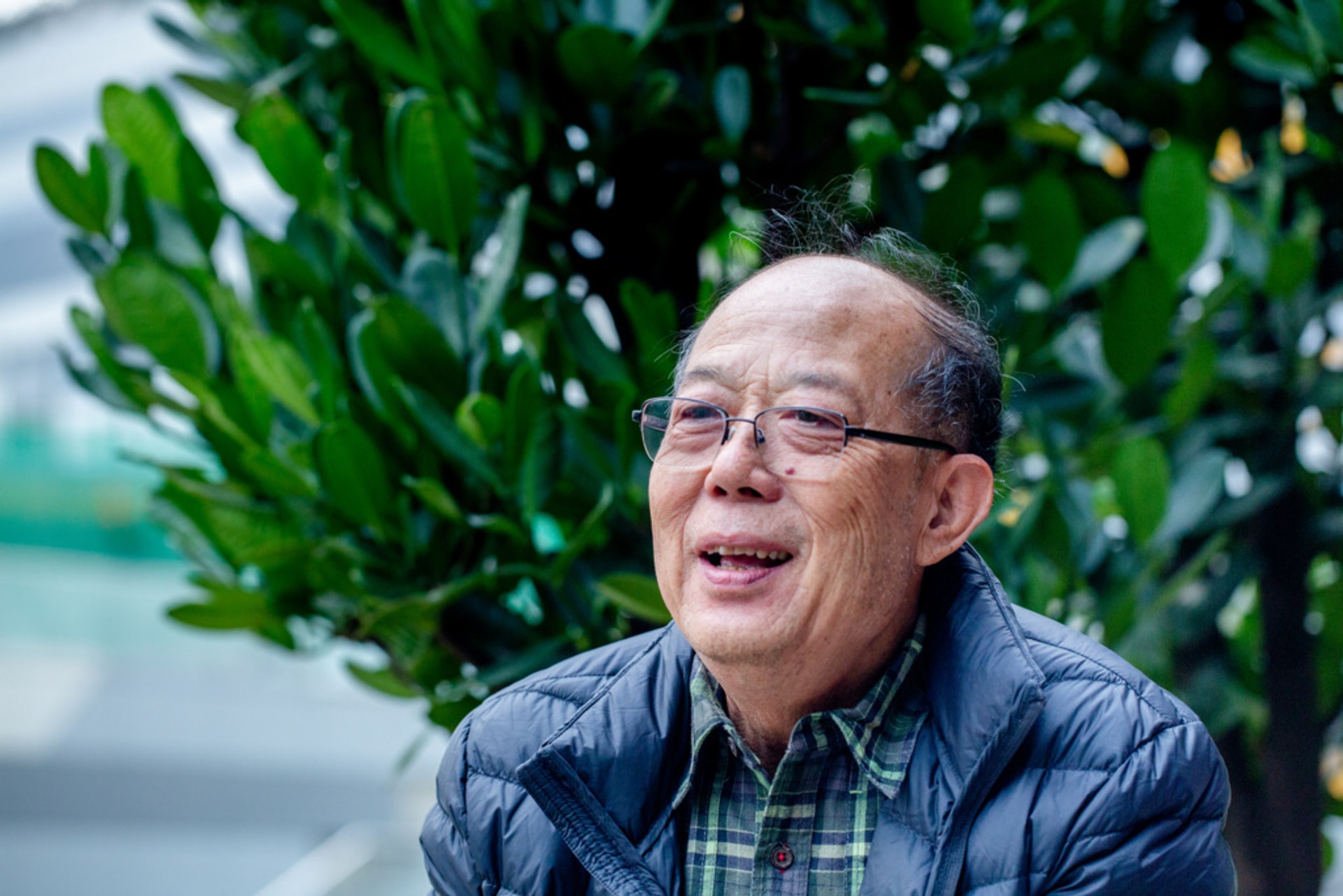 曾先生指東涌向來基建多,但社區設施卻未有完善,「跑徑徑斷開幾段,海旁啲路爛路嚟。」(鄧倩瑩攝) 曾先生指東涌向來基建多,但社區設施卻未有完善,「跑徑徑斷開幾段,海旁啲路爛路嚟。」(鄧倩瑩攝)