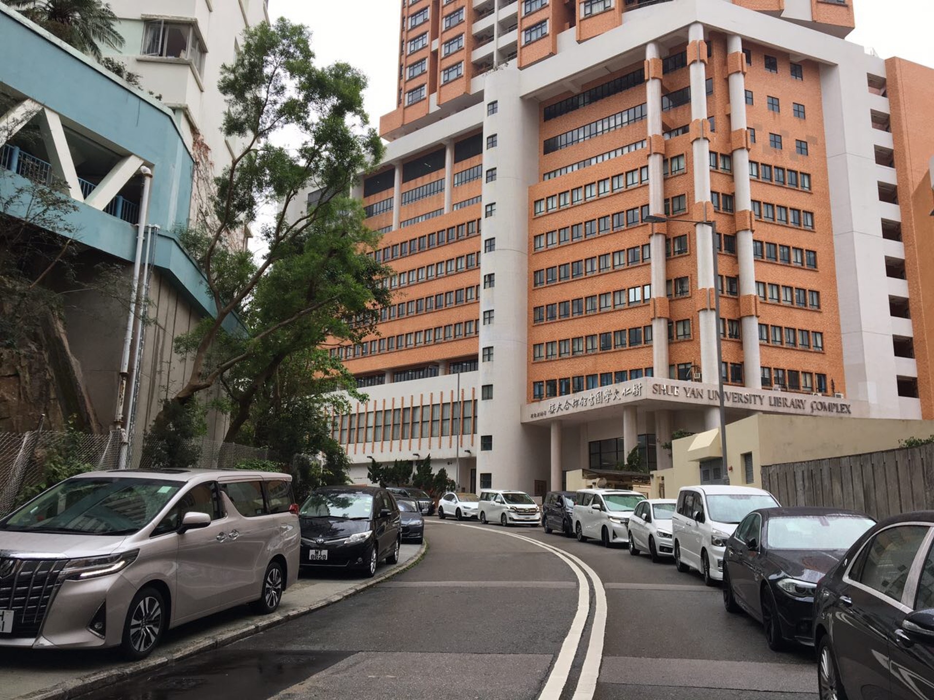 寶馬山慧翠道下午違例泊車情況嚴重(受訪者提供) 寶馬山慧翠道下午違例泊車情況嚴重(受訪者提供)