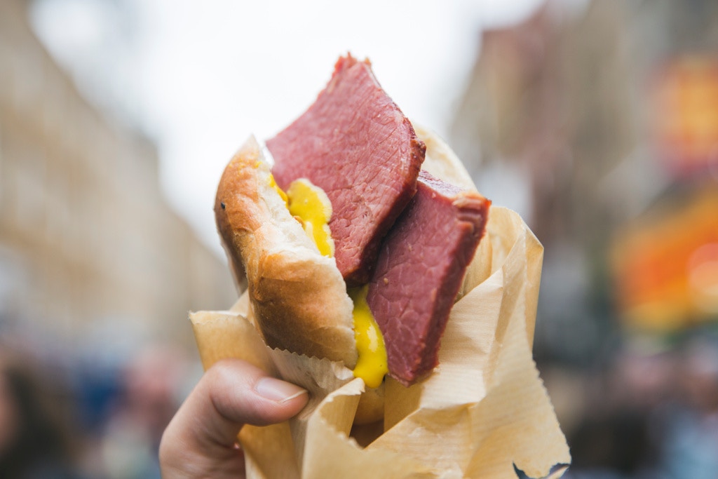 bagel不花巧，夹着咸牛肉和芥末酱已够令人一试难忘。