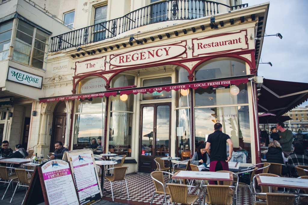 The Regency Restaurant价钱亲民，海景为本来已不俗的食品加分不少。