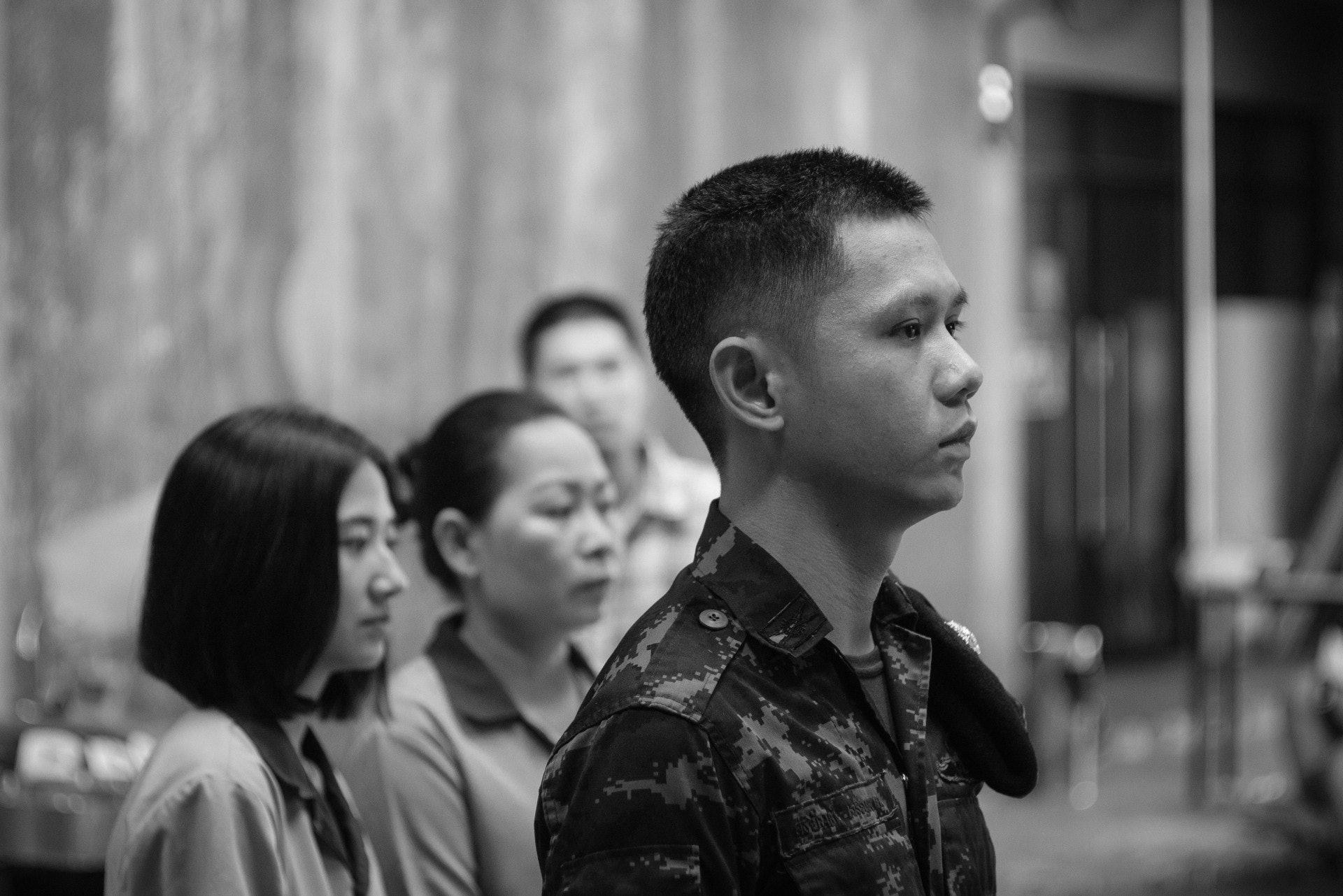 士兵正在畫廊跟進日常投訴。他們巡視城中各個展覽,確保沒有任何影像會引起衝突與誤會。(劇照) 士兵正在畫廊跟進日常投訴。他們巡視城中各個展覽,確保沒有任何影像會引起衝突與誤會。(劇照)