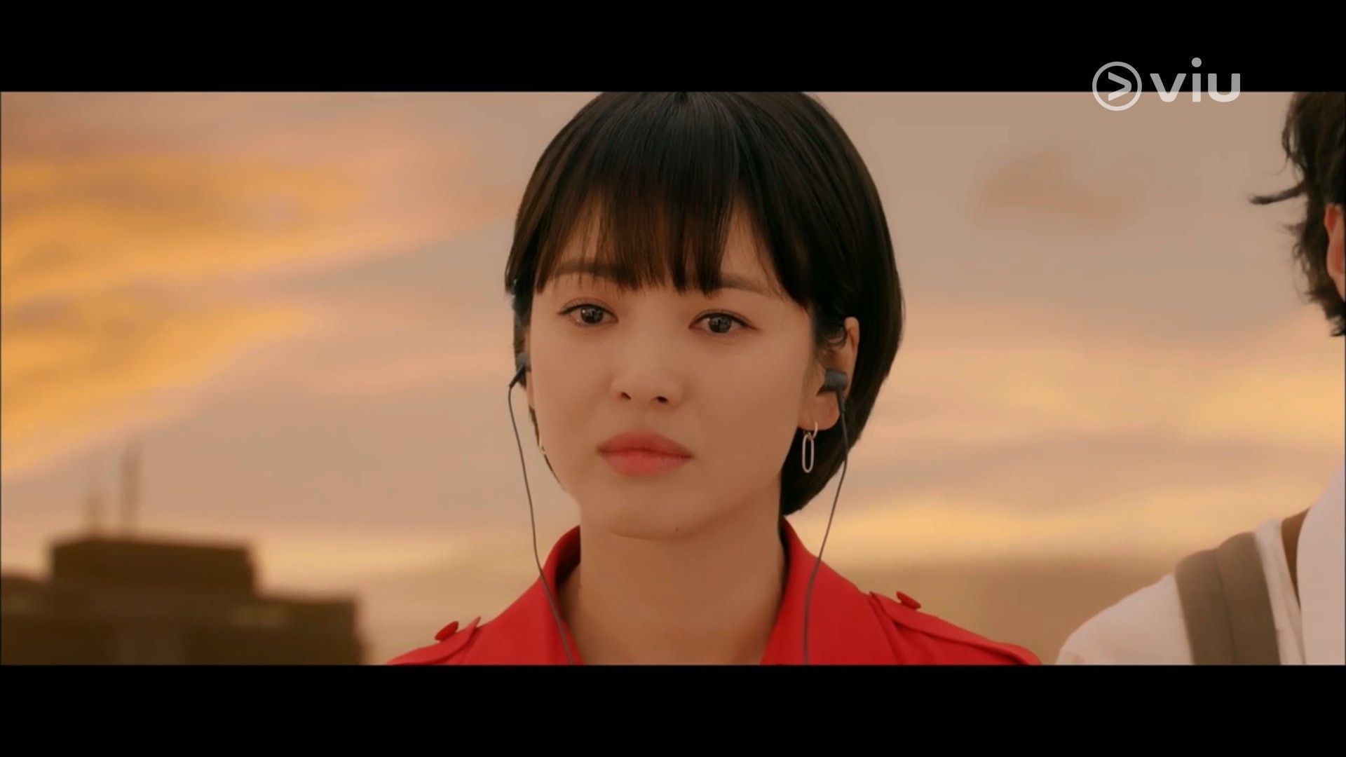 宋慧喬欣賞馬雷貢沙灘的夕陽時,聽着Omara Portuondo翻唱的歌曲《Si Llego a Besarte》,自然百般滋味在心頭。(影片截圖) 宋慧喬欣賞馬雷貢沙灘的夕陽時,聽着Omara Portuondo翻唱的歌曲《Si Llego a Besarte》,自然百般滋味在心頭。(影片截圖)