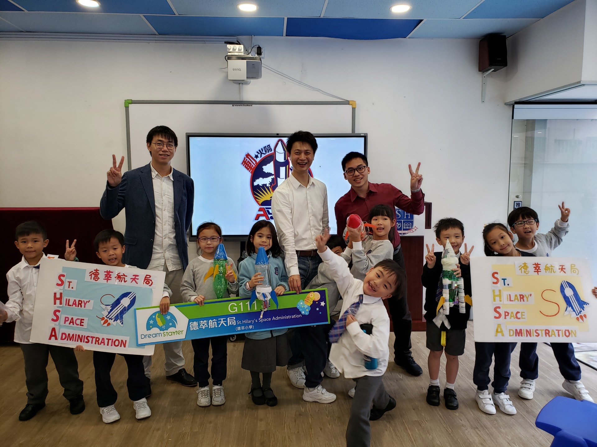 各位小一小二DreamStarters和動火箭的大哥哥們拍一張合照紀念。(德萃小學圖片) 各位小一小二DreamStarters和動火箭的大哥哥們拍一張合照紀念。(德萃小學圖片)