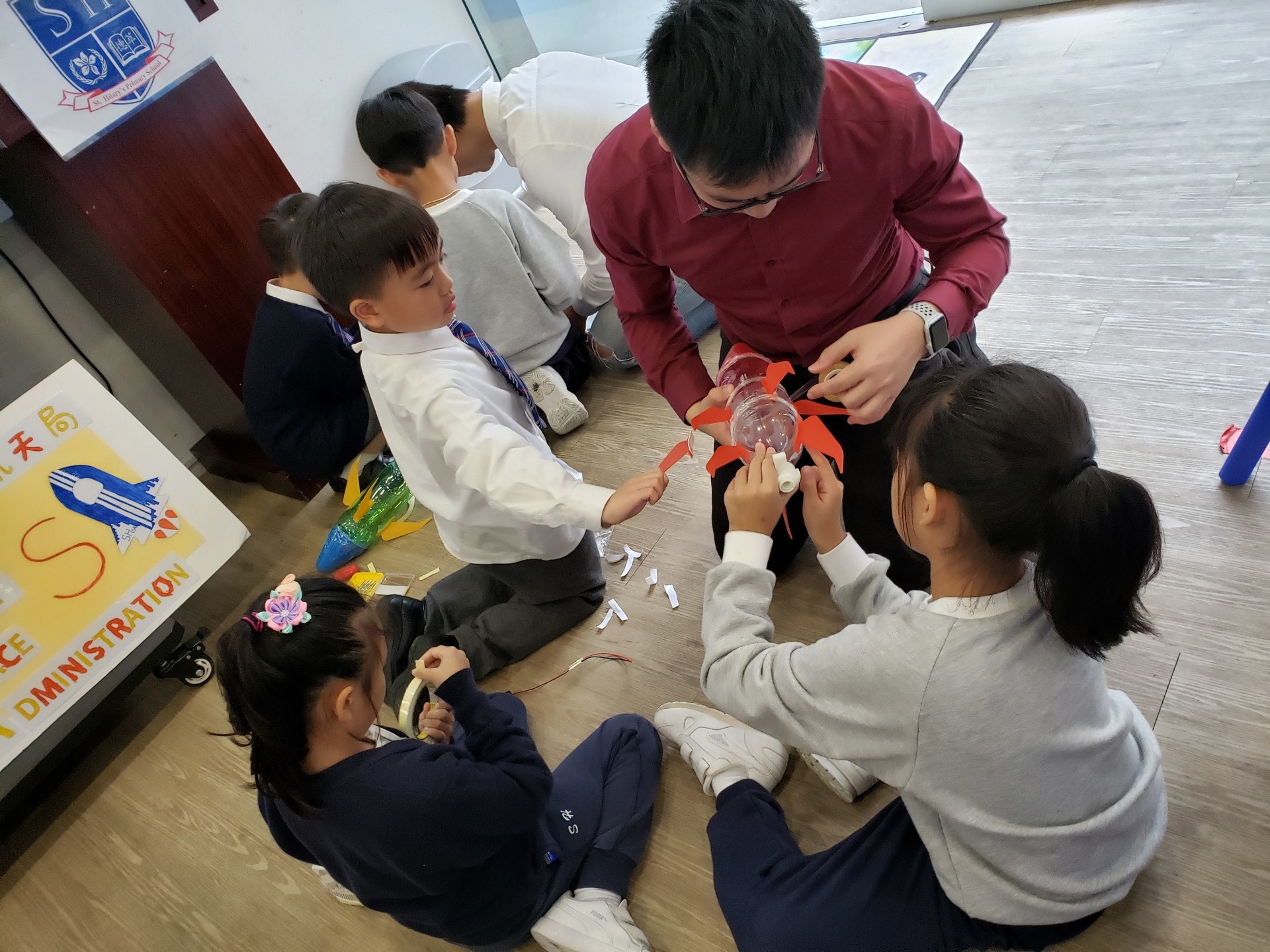 同學們動手製作屬於自己的水火箭。(德萃小學圖片) 同學們動手製作屬於自己的水火箭。(德萃小學圖片)