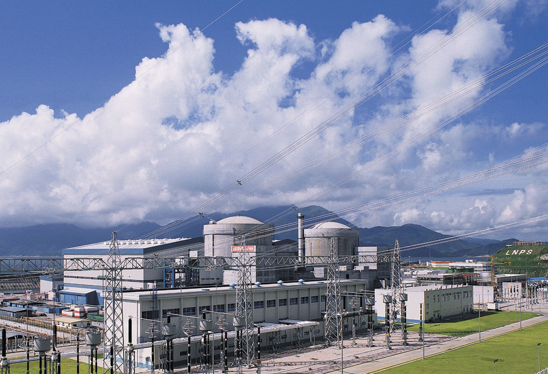大亞灣核電站擁有兩台百萬千瓦級壓水堆機組，所生產電力70%供應香港，30%供應廣東。該核電站的反應堆採用多重安全設計，每個反應堆設有三重獨立保護屏障，即燃料棒包殼、反應堆壓力殼和廠房安全殼，防止放射性物質因意外而泄漏。（資料圖片／視覺中國）