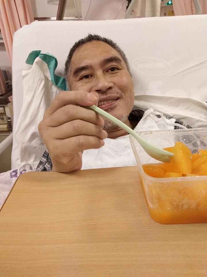 狗場場主洪先生現於公立醫院等待處理頸椎手術。(老有所依動物村-洪家棣 - Tai) 狗場場主洪先生現於公立醫院等待處理頸椎手術。(老有所依動物村-洪家棣 - Tai)