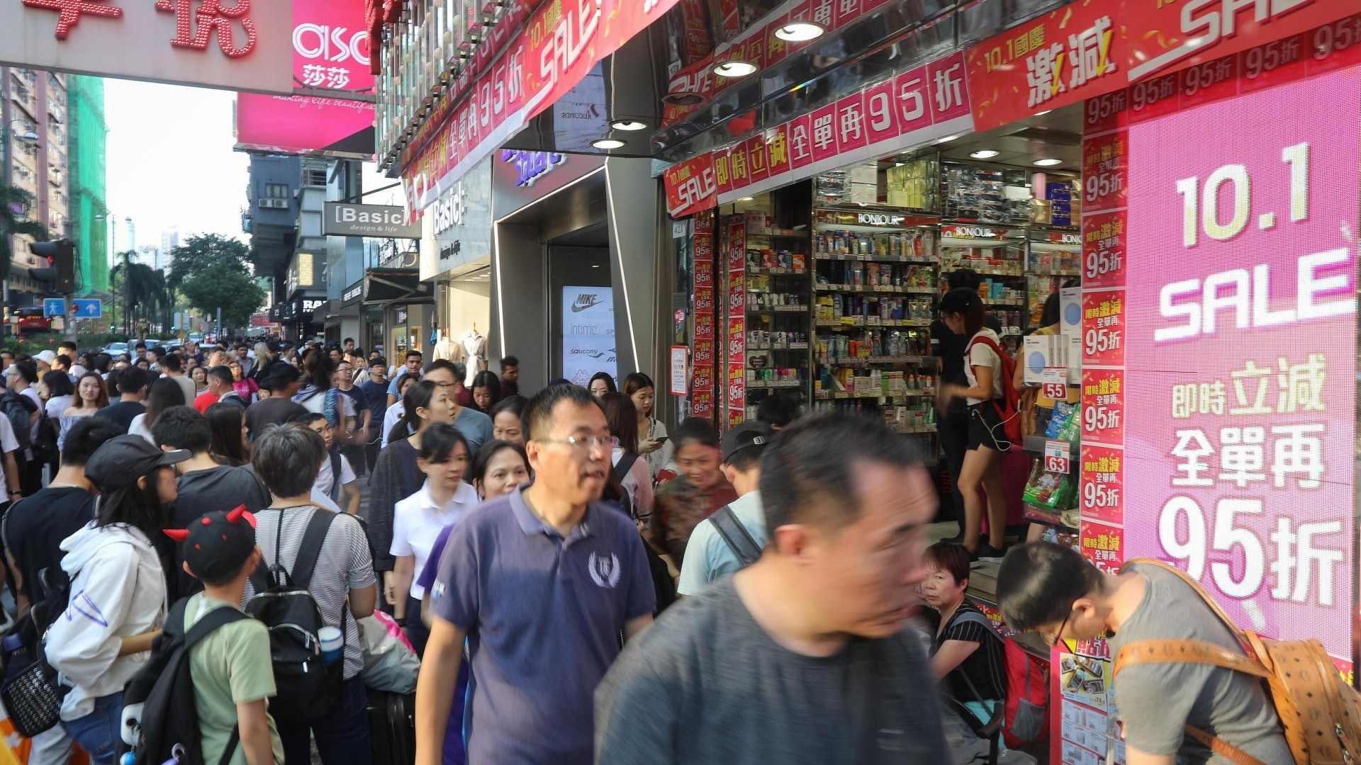 本港10月份零售銷售按年升5.9%勝預期 政府稱由旅客增長帶動 本港10月份零售銷售按年升5.9%勝預期 政府稱由旅客增長帶動
