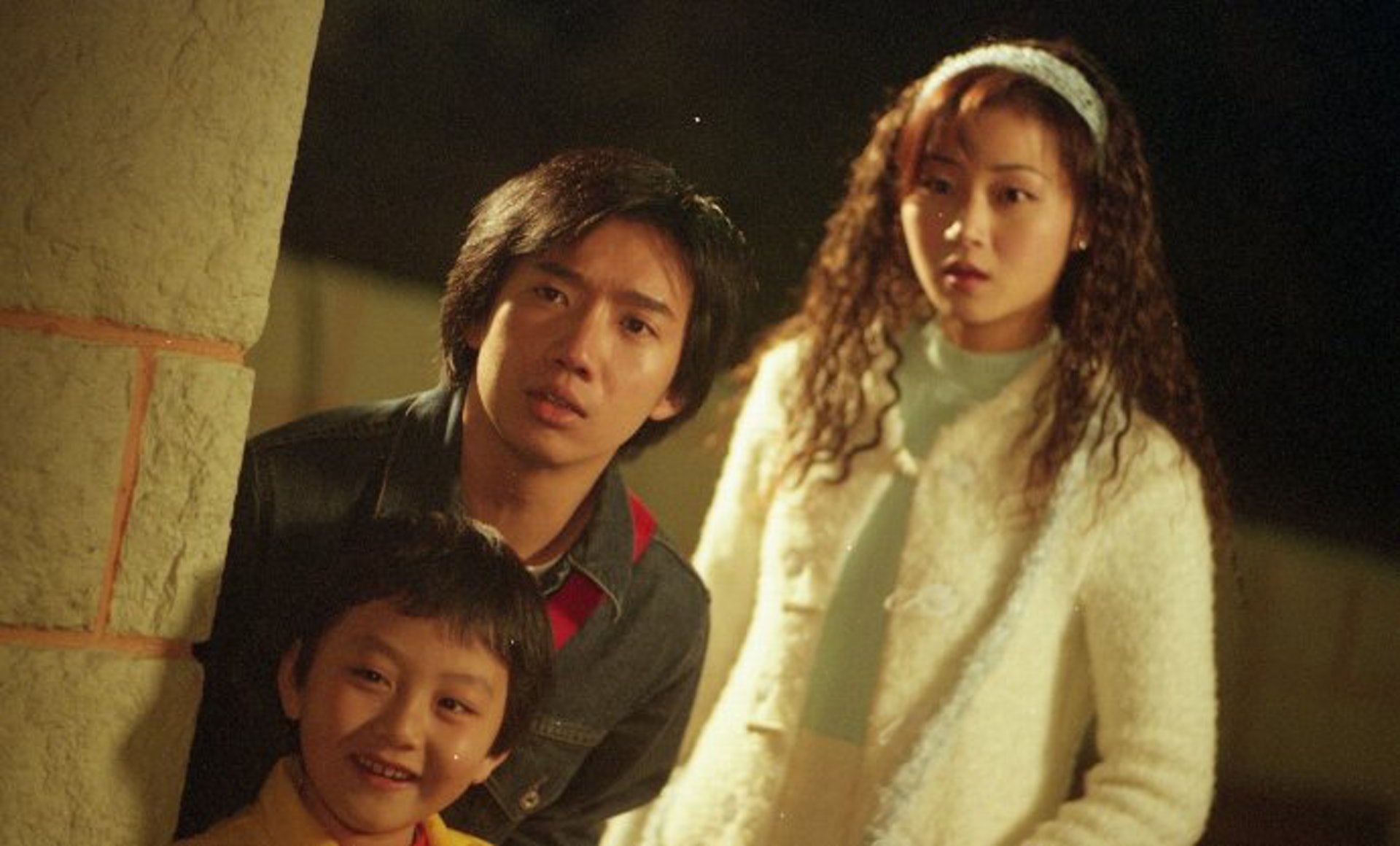 杜汶澤(中)在《我和殭屍有個約會》飾演的金正中,跟張國權飾演的況復生一樣,都是劇中比萬綺雯和尹天照還要搶鏡的角色。金正中初時是一位自稱「玄武童子」轉世的神棍,到處招搖撞騙,直至「三破日」開壇燒衣引致百鬼夜行後而深感後悔,最終拜馬小玲為師學習捉鬼,武器為佛掌。在第一輯中,金正中邂逅白素素(麥景婷飾)的故事教觀眾難忘。(網上圖片) 杜汶澤(中)在《我和殭屍有個約會》飾演的金正中,跟張國權飾演的況復生一樣,都是劇中比萬綺雯和尹天照還要搶鏡的角色。金正中初時是一位自稱「玄武童子」轉世的神棍,到處招搖撞騙,直至「三破日」開壇燒衣引致百鬼夜行後而深感後悔,最終拜馬小玲為師學習捉鬼,武器為佛掌。在第一輯中,金正中邂逅白素素(麥景婷飾)的故事教觀眾難忘。(網上圖片)