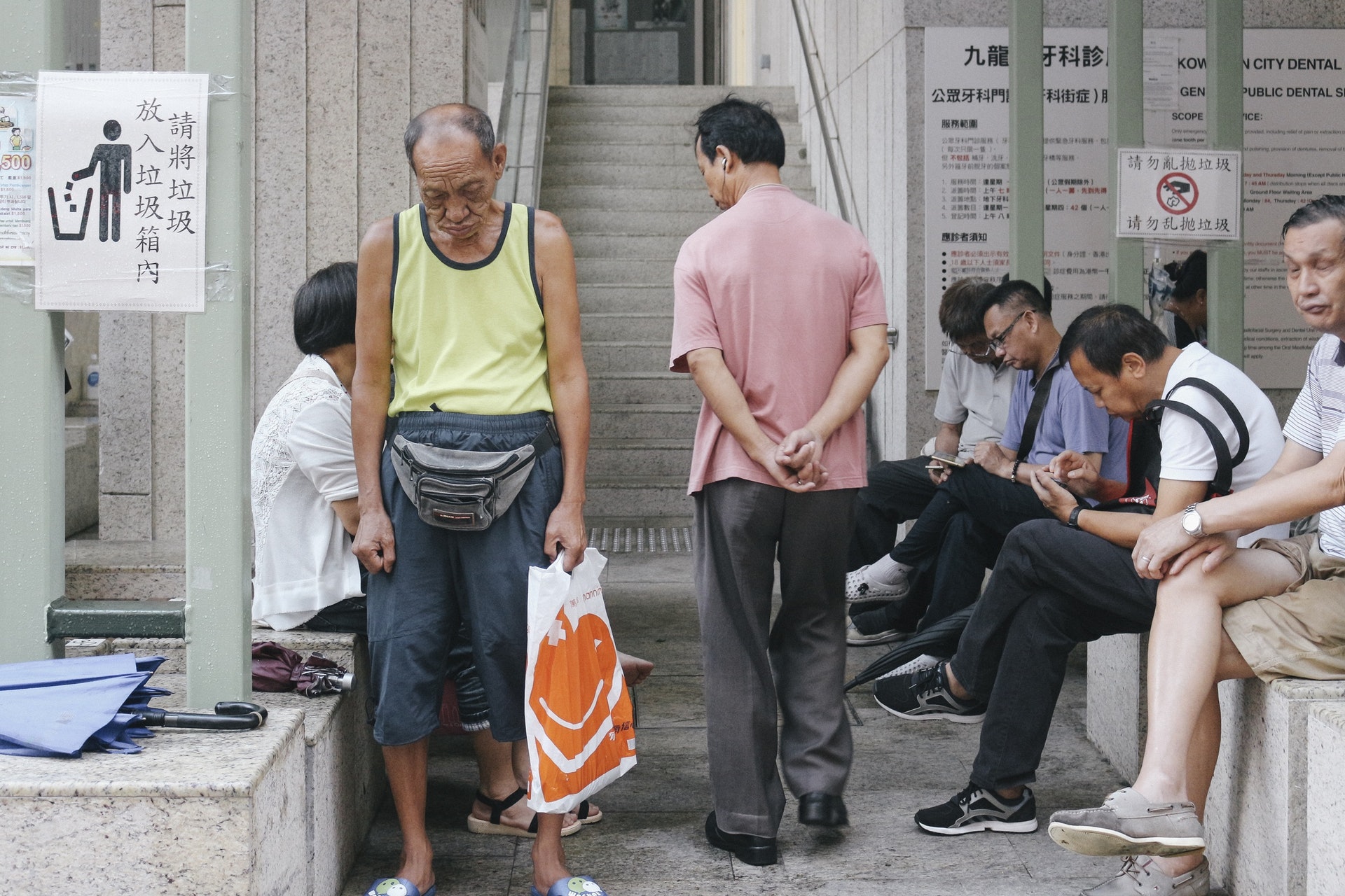 早上六時許,九龍城牙科診所已有十數名市民在排隊。(呂嘉麗攝) 早上六時許,九龍城牙科診所已有十數名市民在排隊。(呂嘉麗攝)