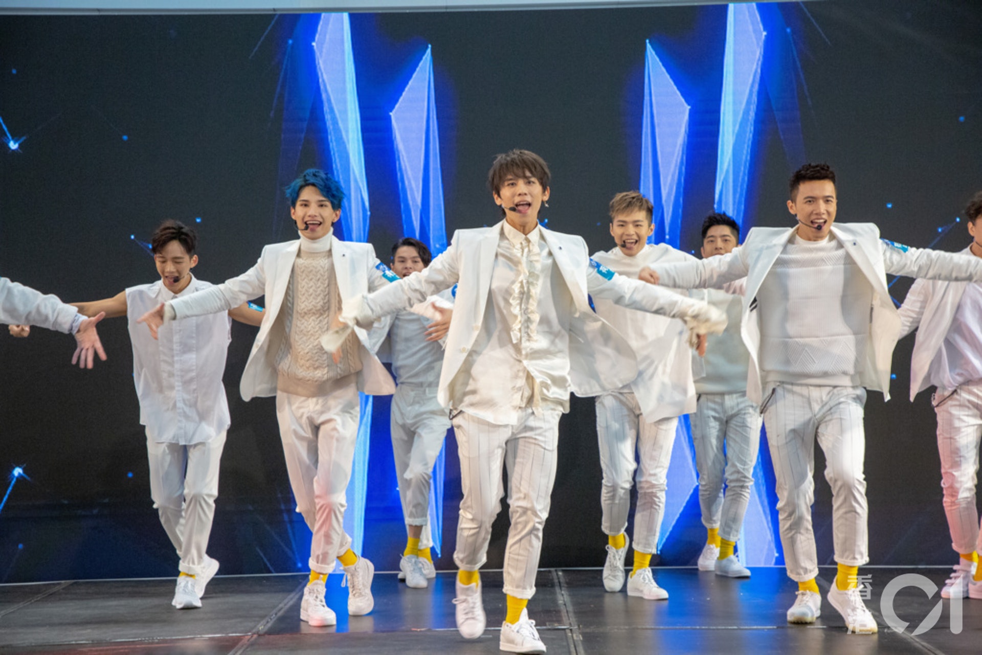 由姜濤、陳卓賢(Ian)和盧瀚霆(Anson Lo)等《全民造星》參賽者組成的男子組合MIRROR已經正式出道,更即於12月21日在九展舉行首個演唱會。(資料圖片) 由姜濤、陳卓賢(Ian)和盧瀚霆(Anson Lo)等《全民造星》參賽者組成的男子組合MIRROR已經正式出道,更即於12月21日在九展舉行首個演唱會。(資料圖片)
