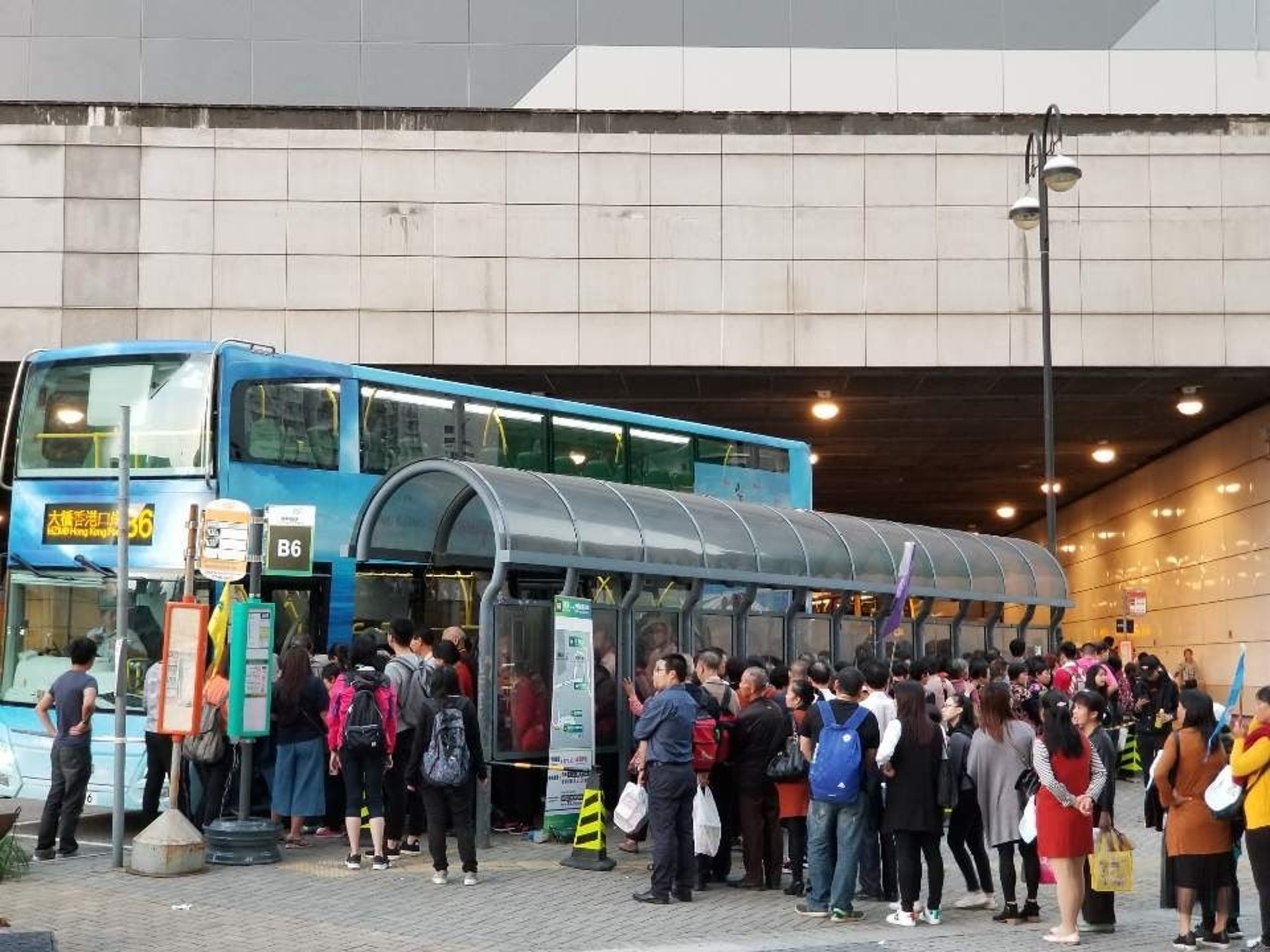 在港珠澳大橋開通初期,大批旅客迫爆東涌。(資料圖片)