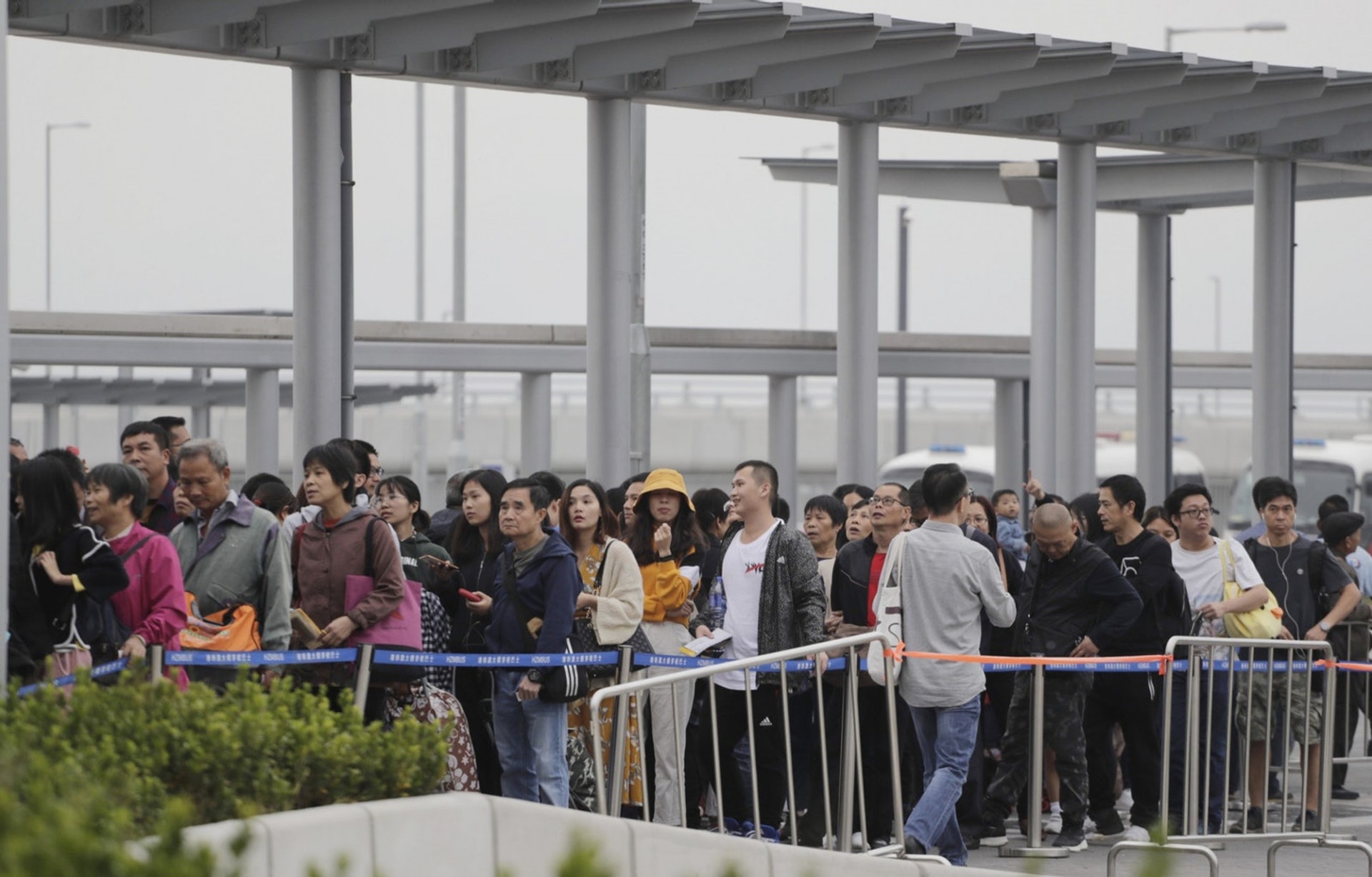 在港珠澳大橋開通初期,大批旅客迫爆東涌。(資料圖片)