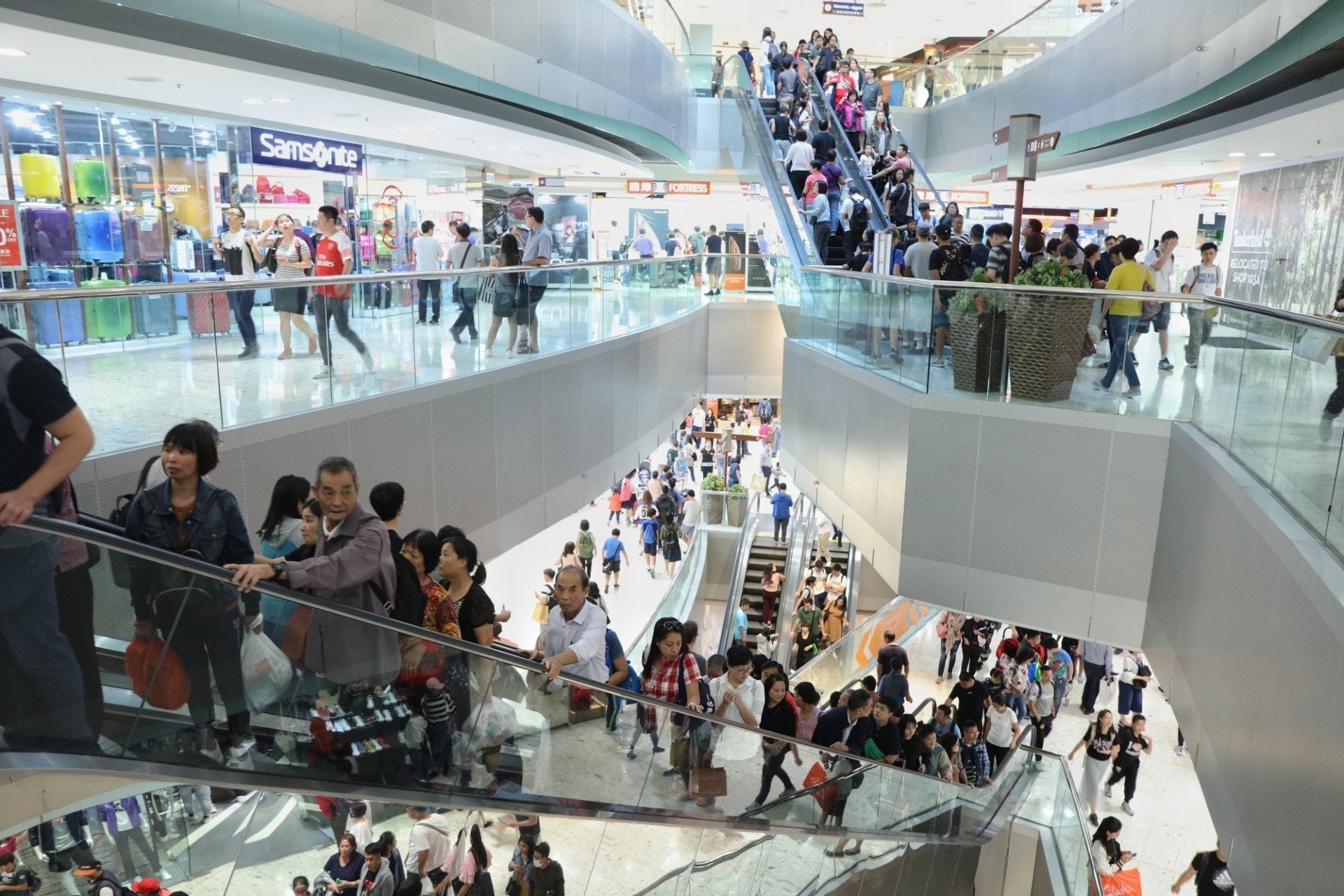 在港珠澳大橋開通初期,大批旅客迫爆東涌。(資料圖片)