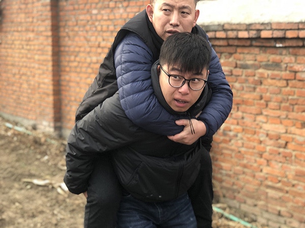 金哲宏無罪出獄之後，回鄉祭拜亡父。（澎湃新聞）
