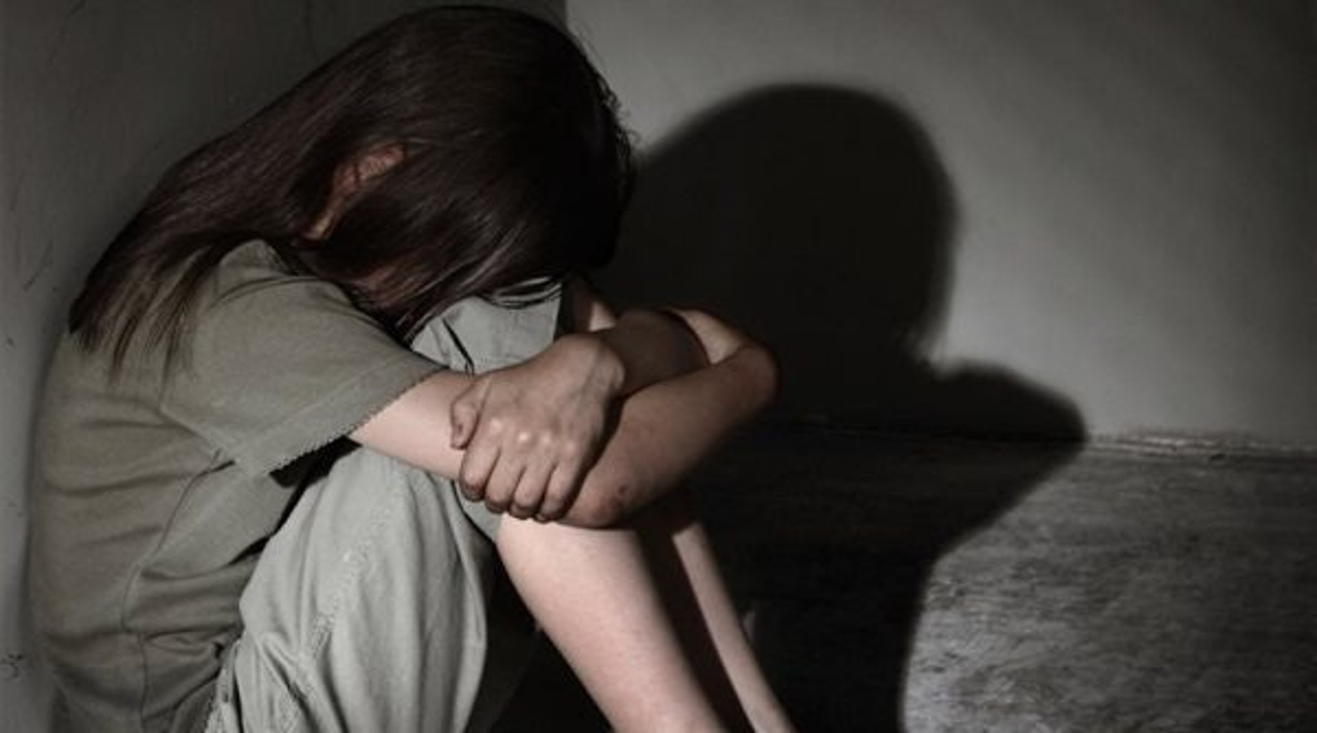 性侵犯案件按年升62%,當中涉及猥褻侵犯案(即非禮)達258宗,而涉及非法性交案件則多達100宗,約三成非法性交案的侵犯者與受害兒童便是透過網上認識。(視覺中國) 性侵犯案件按年升62%,當中涉及猥褻侵犯案(即非禮)達258宗,而涉及非法性交案件則多達100宗,約三成非法性交案的侵犯者與受害兒童便是透過網上認識。(視覺中國)