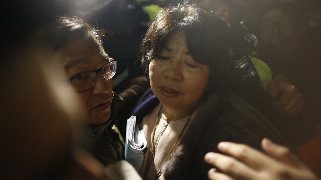 【包圍校委】港大生要求即時檢討 李國章稱「等埋教資會」 【包圍校委】港大生要求即時檢討 李國章稱「等埋教資會」