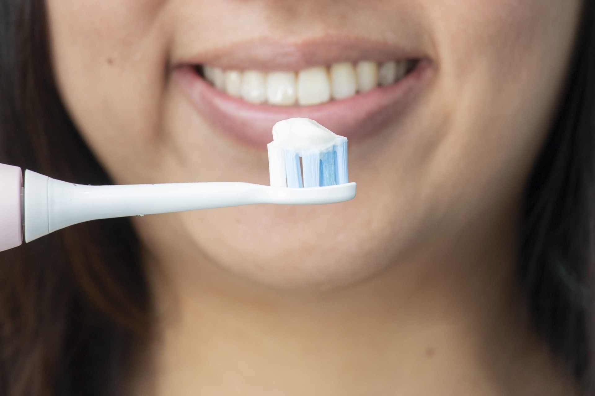 電動牙刷可以將口腔深處的死角位置髒污垢震出。