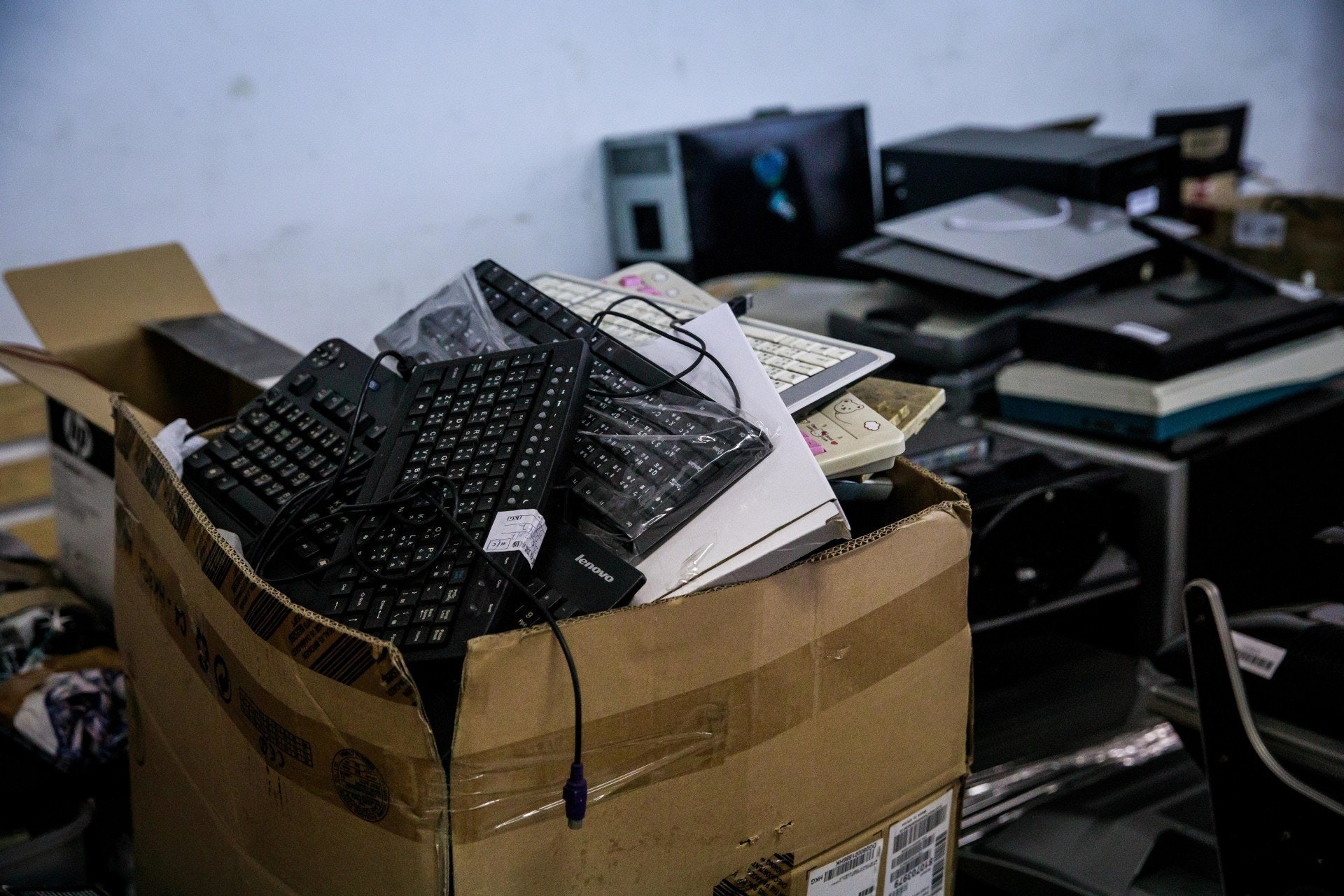 發言人提醒,回收商如未能確定在月底前領有電器廢物處置牌照,則須現時立即採取行動,妥善清理現存的電器廢物並停止接收電器廢物,以免屆時觸犯法例。(資料圖片) 發言人提醒,回收商如未能確定在月底前領有電器廢物處置牌照,則須現時立即採取行動,妥善清理現存的電器廢物並停止接收電器廢物,以免屆時觸犯法例。(資料圖片)