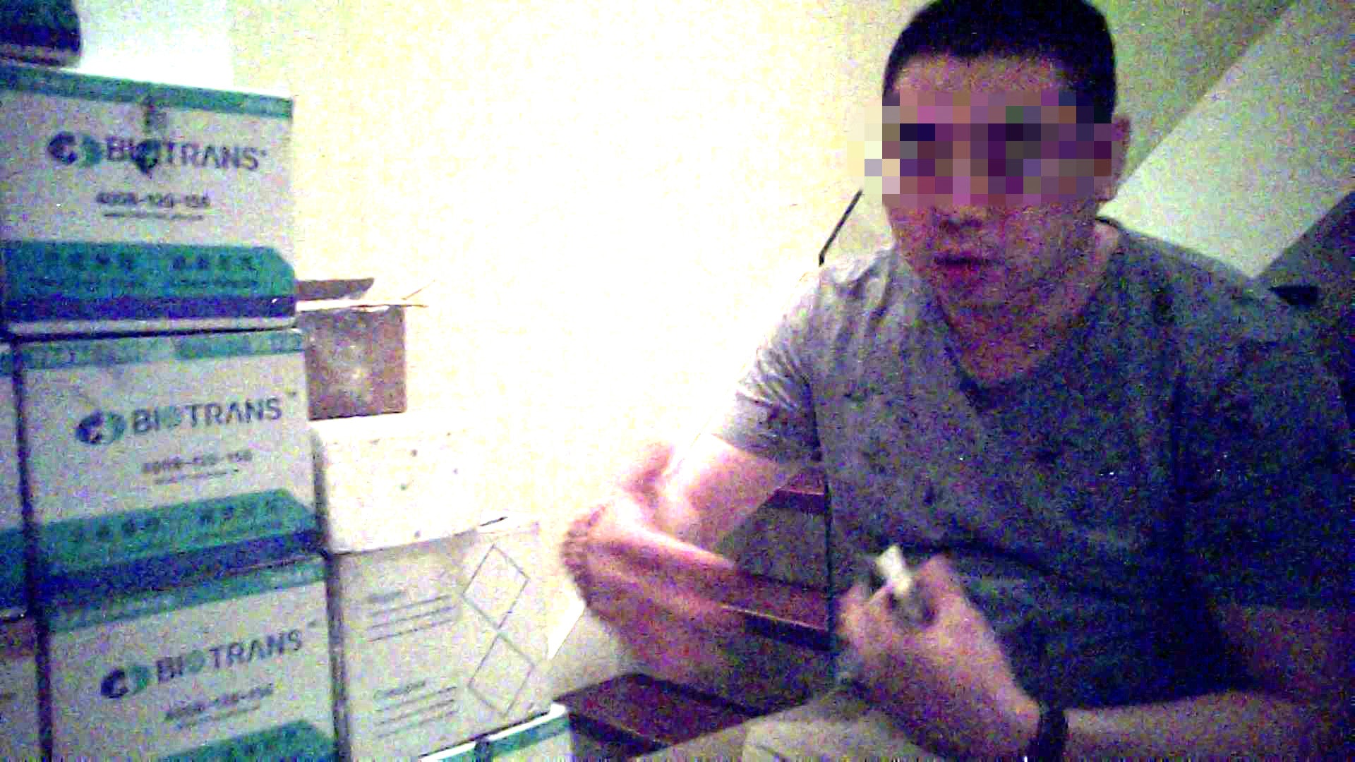 記者於羅湖口岸附近一幢商業大廈內,找到聲稱可協助寄血來港驗子的中介「香港水晶醫療中心」負責人劉先生。現場所見,前廳有數十個運血保溫箱的包裝盒,一直堆放到天花板。(香港01記者攝) 記者於羅湖口岸附近一幢商業大廈內,找到聲稱可協助寄血來港驗子的中介「香港水晶醫療中心」負責人劉先生。現場所見,前廳有數十個運血保溫箱的包裝盒,一直堆放到天花板。(香港01記者攝)
