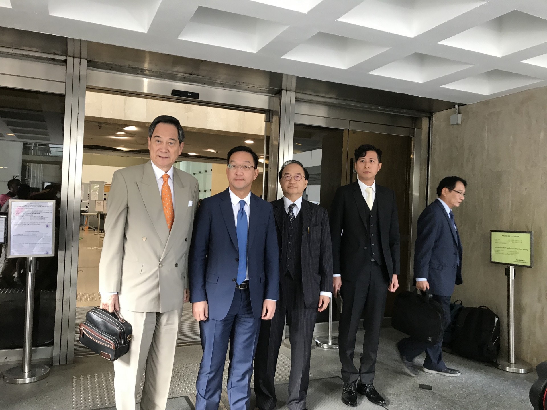 鄉議局主席劉業強(左二)庭外指，鄉議局對案件抱積極樂觀態度。(李慧娜攝)