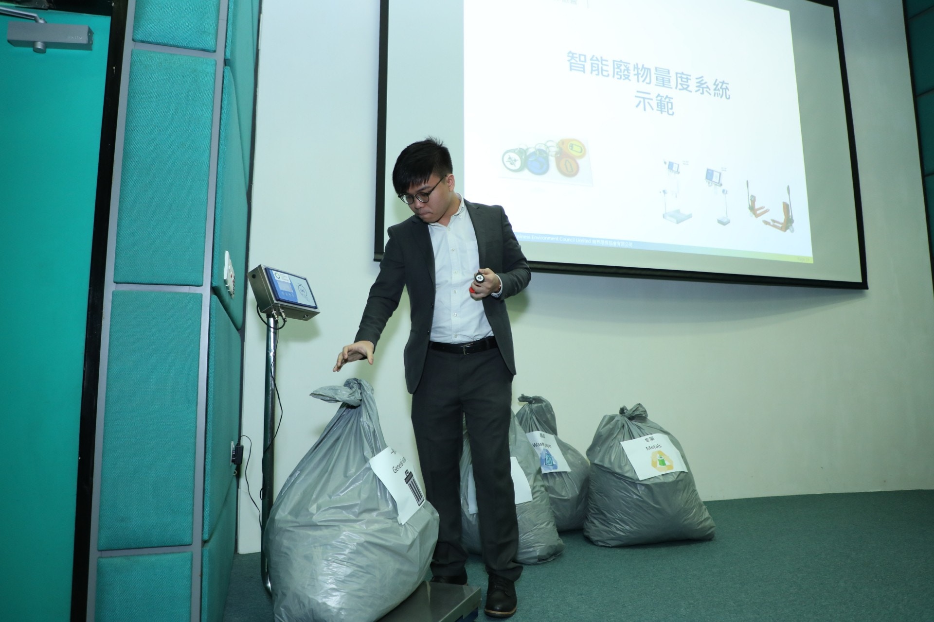 智能廢物量度系統示範。（商界環保協會提供）