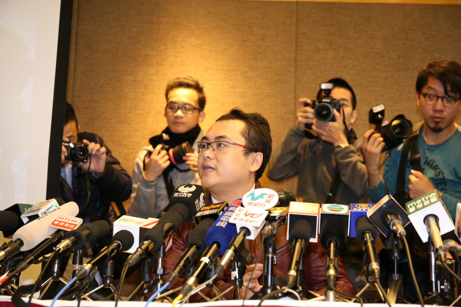 協助「上海仔」郭永鴻召開記者會的公關代表林子斌,曾任職多間傳媒機構,據悉昨日辭去記者協會執委一職。(李澤彤攝) 協助「上海仔」郭永鴻召開記者會的公關代表林子斌,曾任職多間傳媒機構,據悉昨日辭去記者協會執委一職。(李澤彤攝)