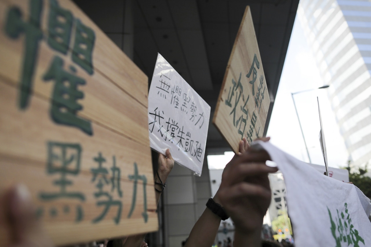 官商鄉黑勾結　「全部都係我嘅人，點同我打呀？」