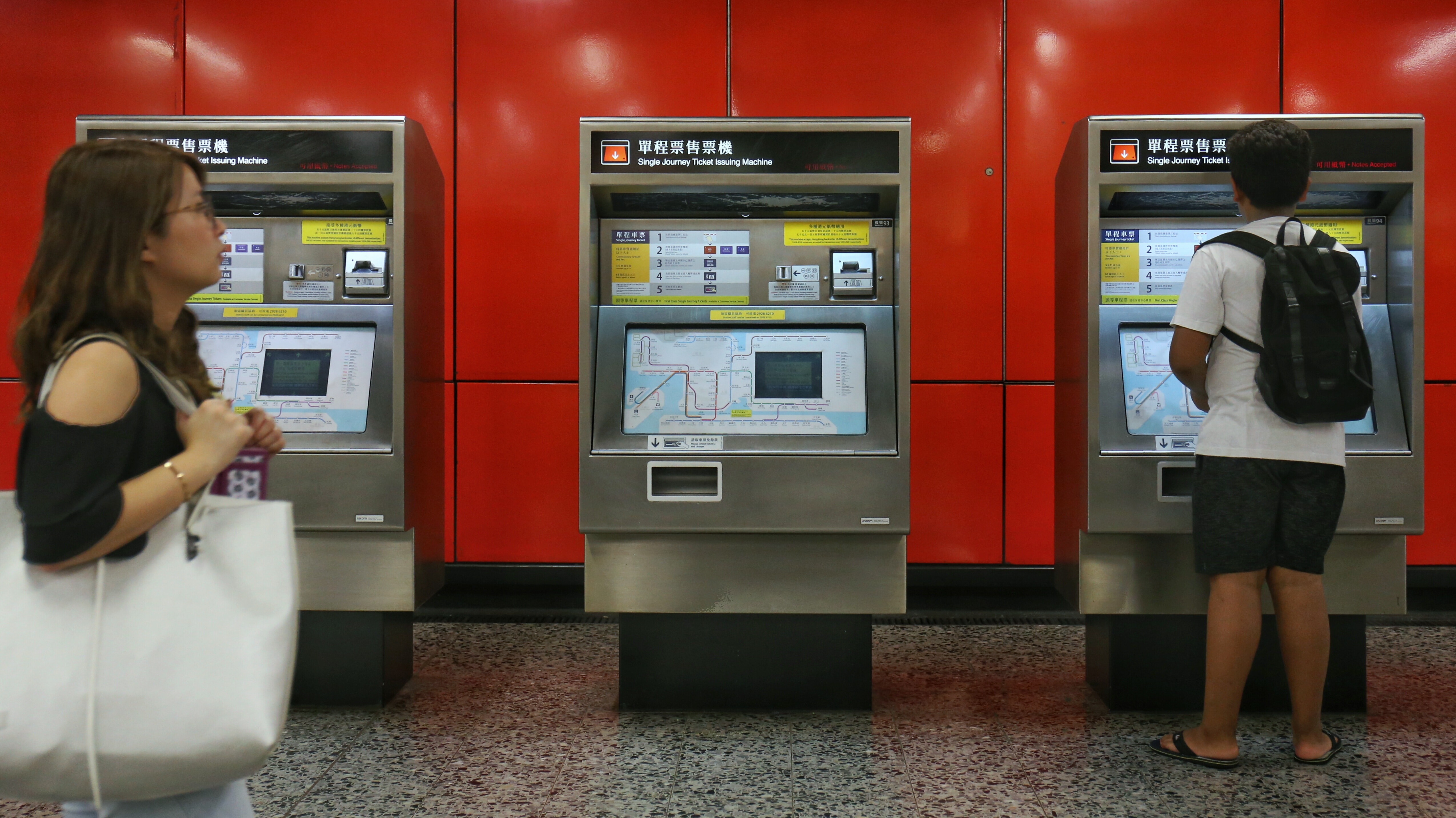 港鐵售票機大漏洞 狡賊真金白銀扮買飛呃8 8萬元落網 香港01 社會新聞