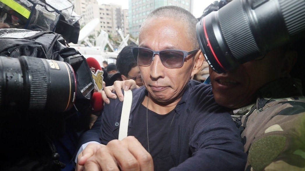 【鈕承澤性侵案】涉性侵後首度露面 剃光頭留8字即赴警局 【鈕承澤性侵案】涉性侵後首度露面 剃光頭留8字即赴警局