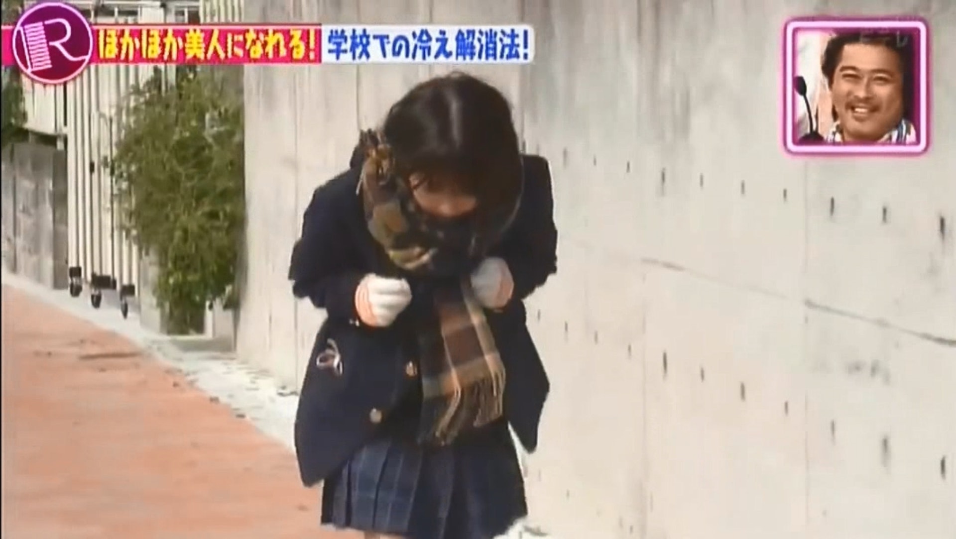 為了減少接觸冷空氣及集中體溫,許多人走路時都會縮起身子、步幅變細。(NHK R的法則片段截圖) 為了減少接觸冷空氣及集中體溫,許多人走路時都會縮起身子、步幅變細。(NHK R的法則片段截圖)