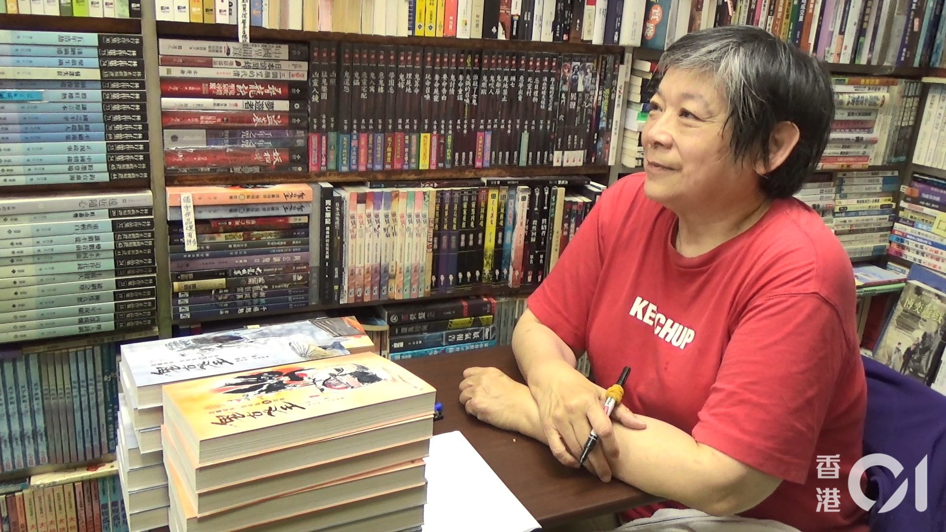 「鬼故女王」張宇以筆名寫作多年,現實中真名為「周恆」,是著名畫家董培新太太。(溫嘉敏攝) 「鬼故女王」張宇以筆名寫作多年,現實中真名為「周恆」,是著名畫家董培新太太。(溫嘉敏攝)