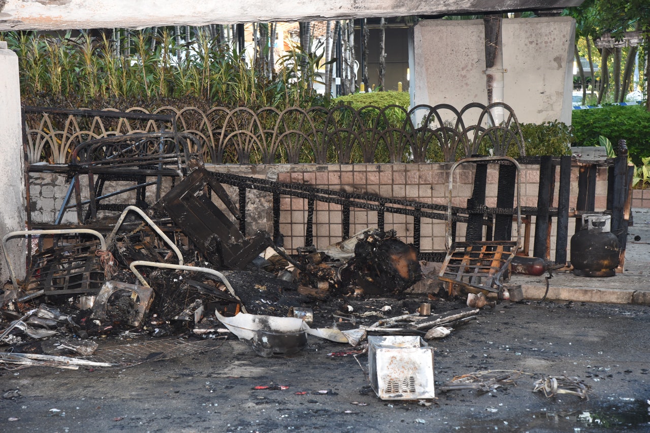 安基大廈對開行人天橋,今清晨發生石油氣爆炸事件,橋底雜物嚴重焚毀。(賴南秋攝) 安基大廈對開行人天橋,今清晨發生石油氣爆炸事件,橋底雜物嚴重焚毀。(賴南秋攝)