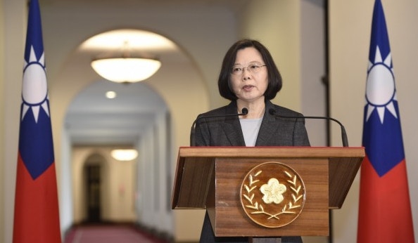 蔡英文二度「迴廊談話」，首先開場指出，這次比較正式，有兩面國旗。（自由時報）
