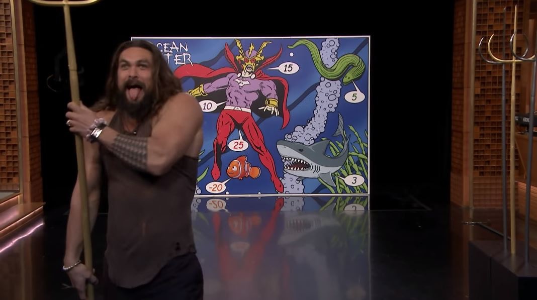 Jason Momoa為谷《水行俠》搏到盡！脫衣同Jimmy Fallon玩三叉戟