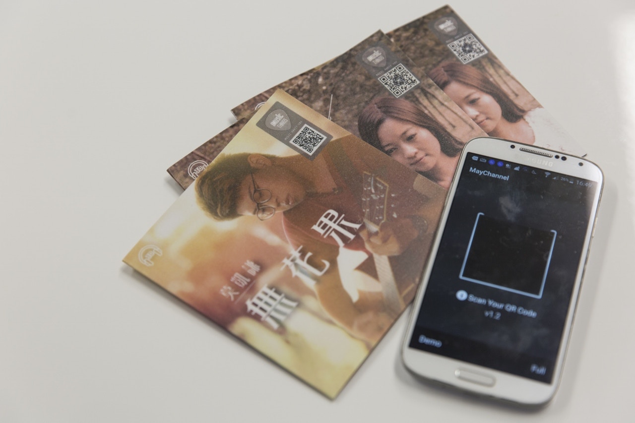 iMusicThing音樂卡封面的小QR code，載著普通版本的音樂，內頁的大QR  code亦為3DS3版本，以便聽者比較兩者的分別。（黃寶瑩攝）