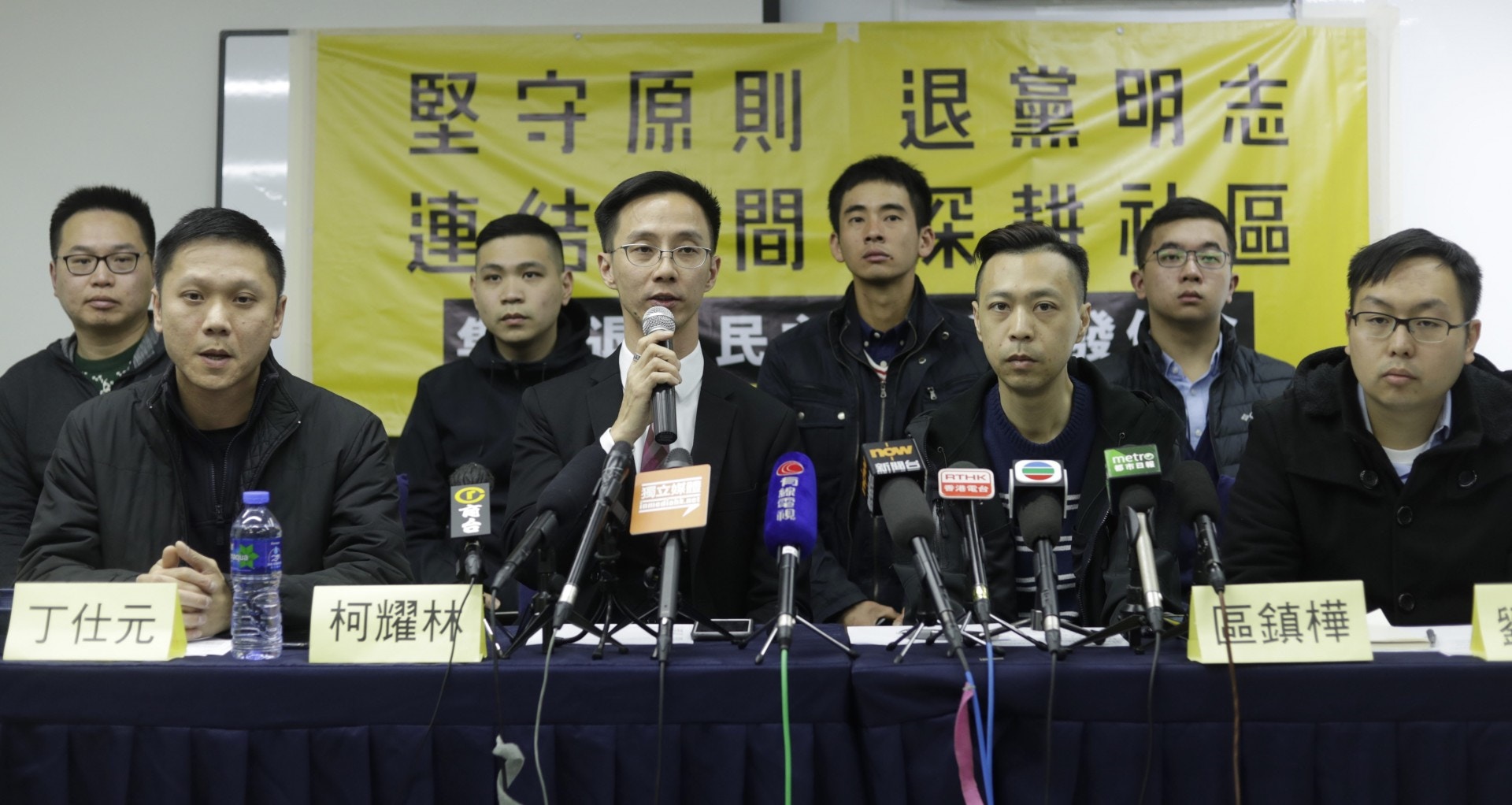 丁仕元（左一）、柯耀林（左二）、區鎮樺（右二）和劉其烽（右一）四位區議員，連同沙田區議員李永成退黨。（資料圖片／余俊亮攝）