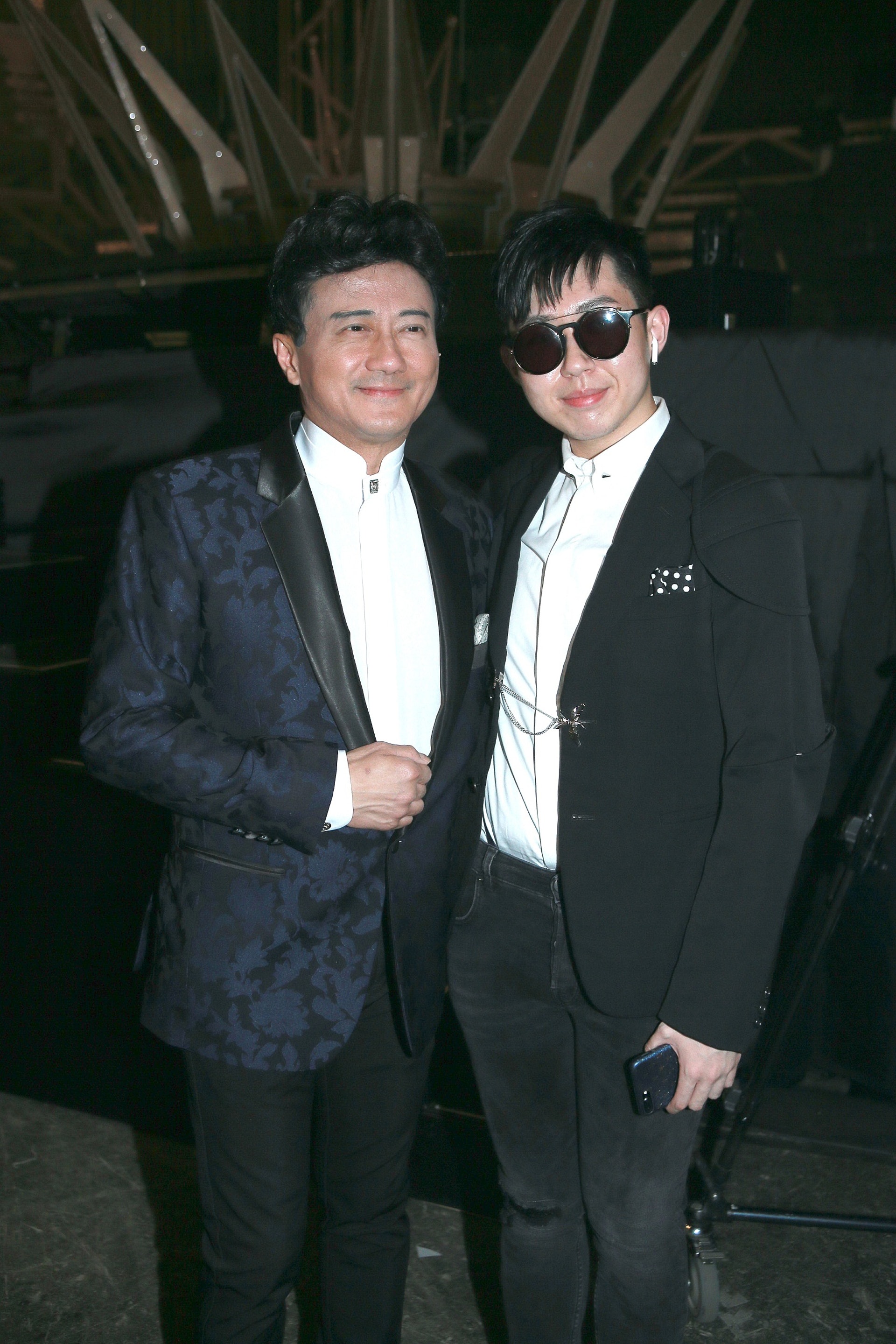 圖右戴黑超的後生仔就是吳剛師傅囝囝。(視覺中國) 圖右戴黑超的後生仔就是吳剛師傅囝囝。(視覺中國)