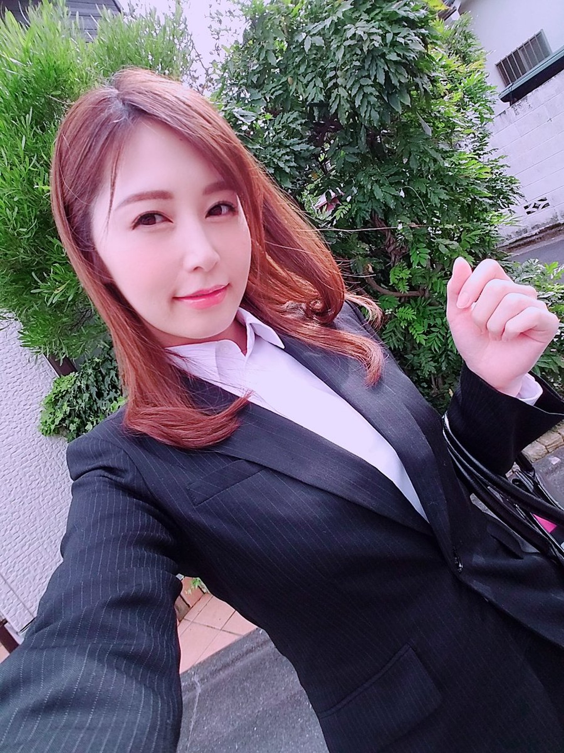 日本AV界的「最強人妻」佐佐木明希近日在Twitter上突然宣布引退。(Twitter「sasakiaki1224」圖片) 日本AV界的「最強人妻」佐佐木明希近日在Twitter上突然宣布引退。(Twitter「sasakiaki1224」圖片)