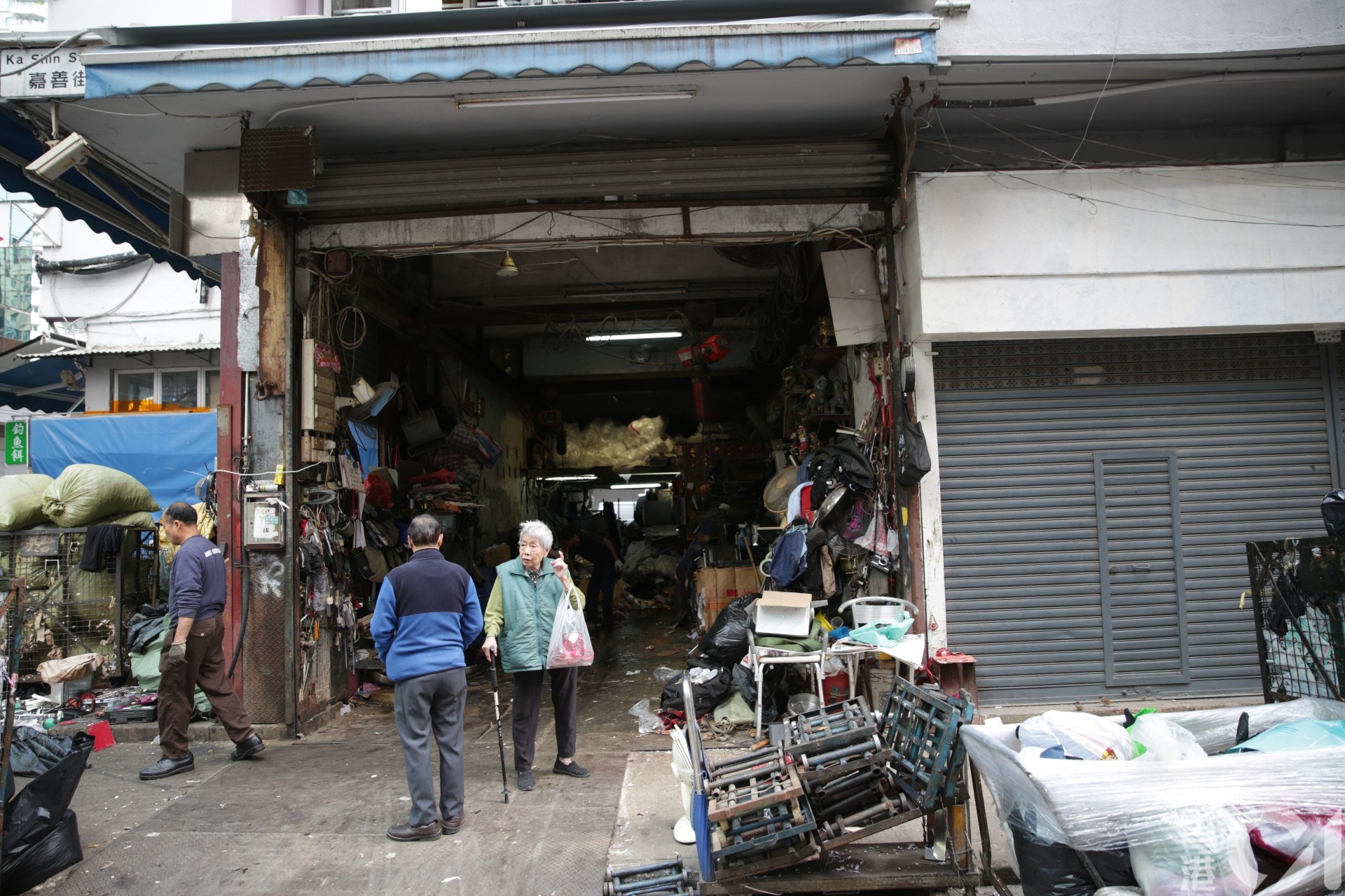 廢紙回收店東主飼養黑仔已5,6年。 (黃偉民攝) 廢紙回收店東主飼養黑仔已5,6年。 (黃偉民攝)
