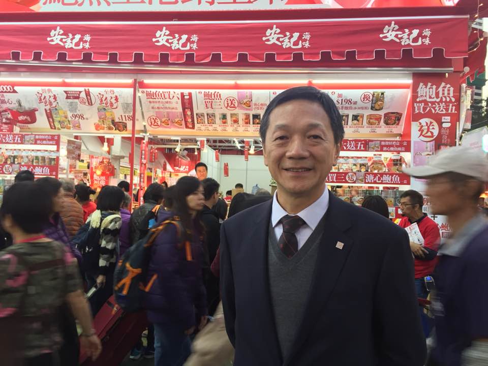 潘權輝稱首日營業額轉去年上升。(張嘉敏攝) 潘權輝稱首日營業額轉去年上升。(張嘉敏攝)