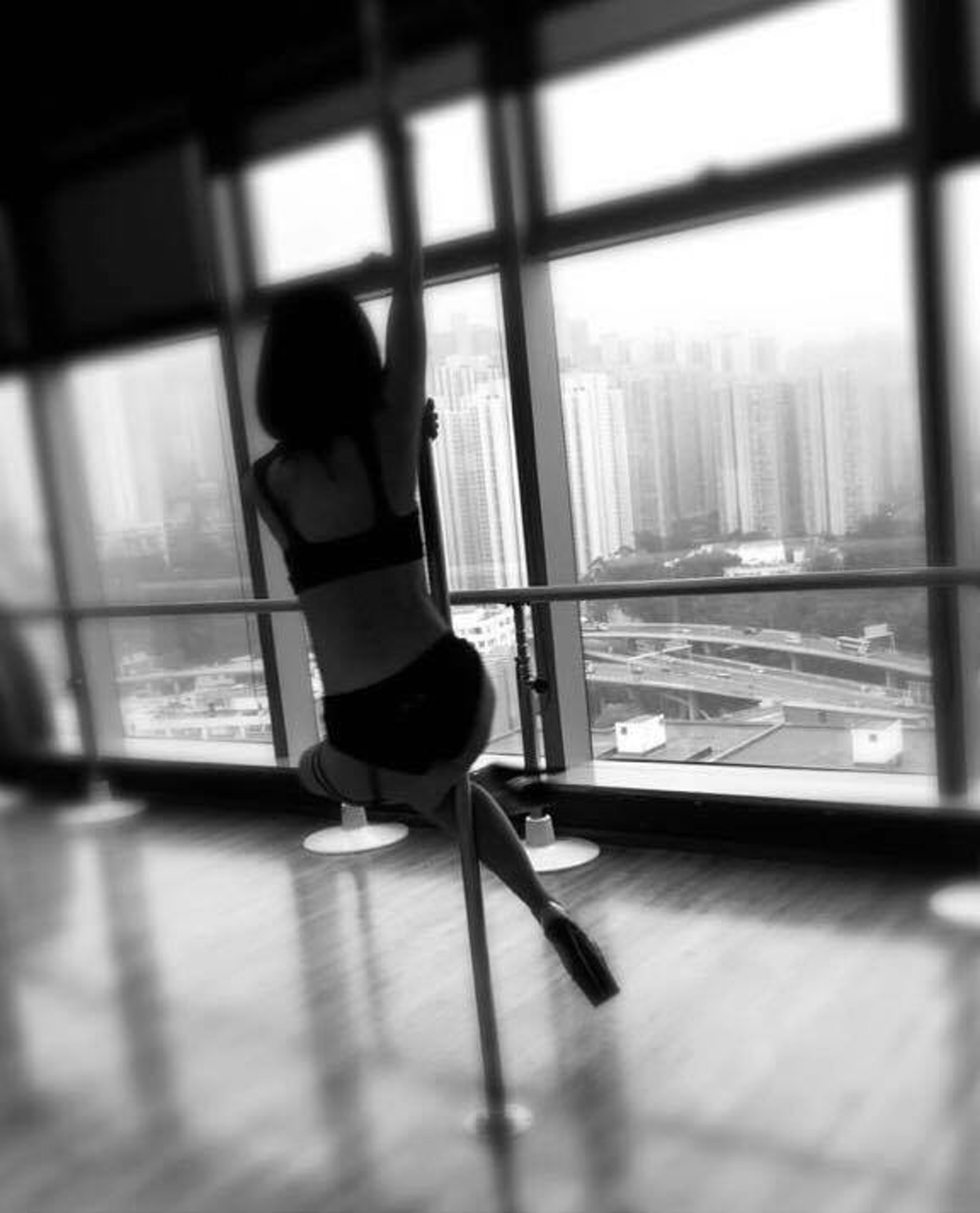 蔡卓妍曾為電影《非分熟女》練習鋼管舞。(《非分熟女》Facebook 圖片 蔡卓妍曾為電影《非分熟女》練習鋼管舞。(《非分熟女》Facebook 圖片