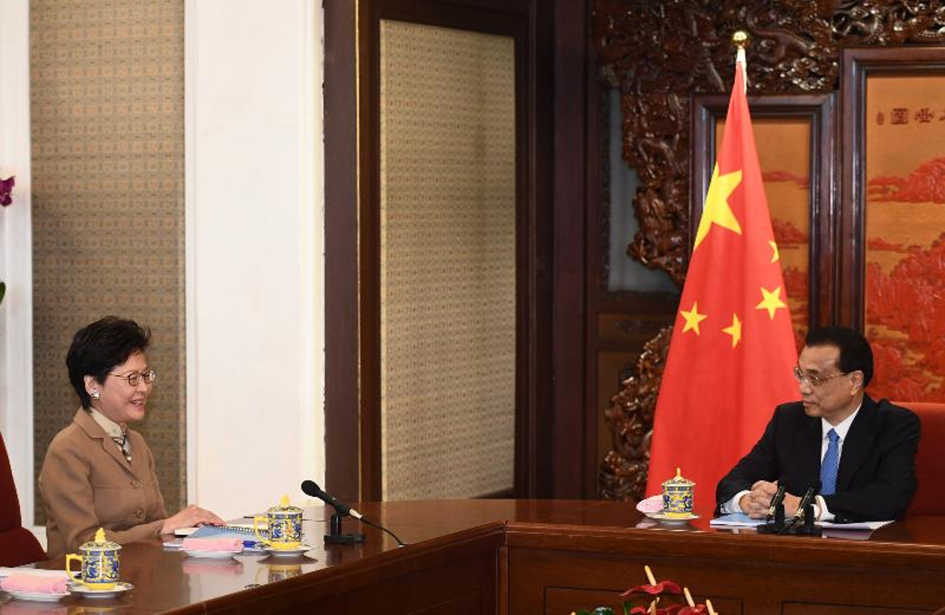 行政長官林鄭月娥(左)今日(十二月十七日)上午在北京向國務院總理李克強述職,匯報香港的最新情況。(政府新聞處圖片) 行政長官林鄭月娥(左)今日(十二月十七日)上午在北京向國務院總理李克強述職,匯報香港的最新情況。(政府新聞處圖片)