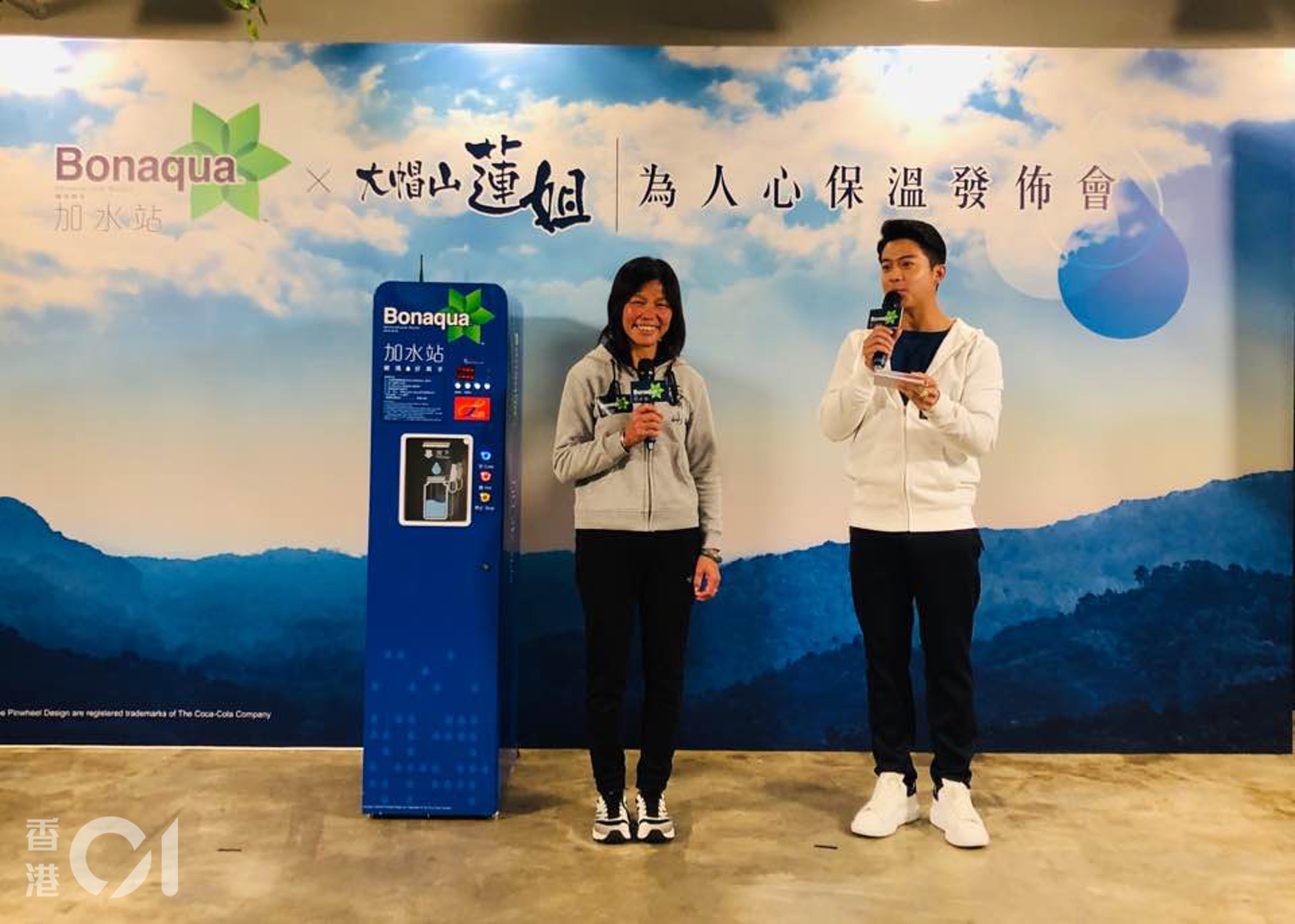 包括蓮姐茶水亭(左)在內的「加水站」,設有無線電通訊系統,快將沒有水時會提醒負責人士補給。(區嘉俊攝) 包括蓮姐茶水亭(左)在內的「加水站」,設有無線電通訊系統,快將沒有水時會提醒負責人士補給。(區嘉俊攝)
