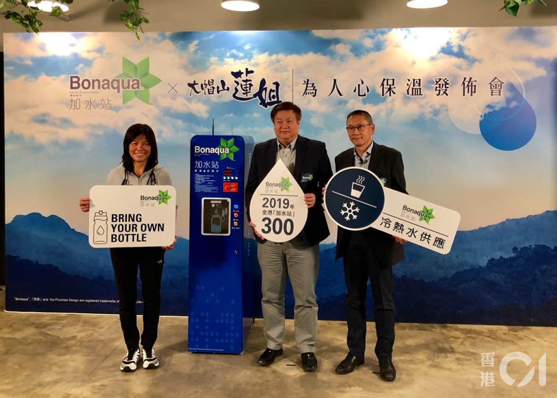 飲水機以八達通交易,使用人士可選擇加水量。(區嘉俊攝) 飲水機以八達通交易,使用人士可選擇加水量。(區嘉俊攝)