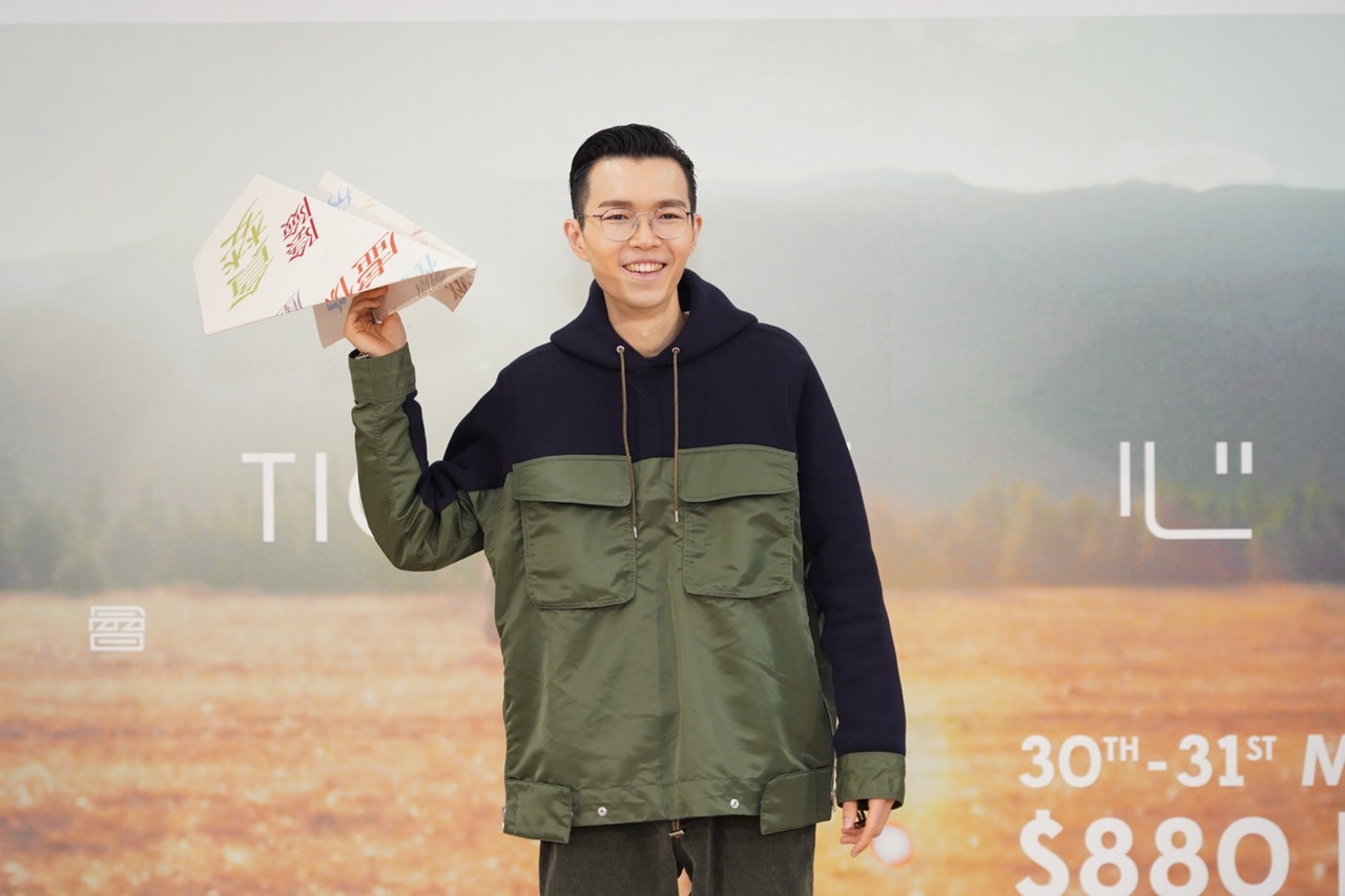 方大同今日舉行記者會,宣布明年3月30、31日假紅館舉行《TIO 靈心之子巡迴演唱會》香港站。為了貫徹個唱的中心思想,他手上的紙飛機寫上負面的形容詞,寓意將一切不好的事情拋開。 方大同今日舉行記者會,宣布明年3月30、31日假紅館舉行《TIO 靈心之子巡迴演唱會》香港站。為了貫徹個唱的中心思想,他手上的紙飛機寫上負面的形容詞,寓意將一切不好的事情拋開。