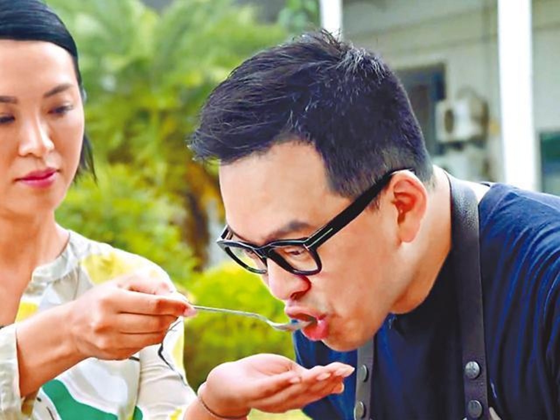 陳煒在節目上與顏志行曬「恩愛」。(電視畫面) 陳煒在節目上與顏志行曬「恩愛」。(電視畫面)