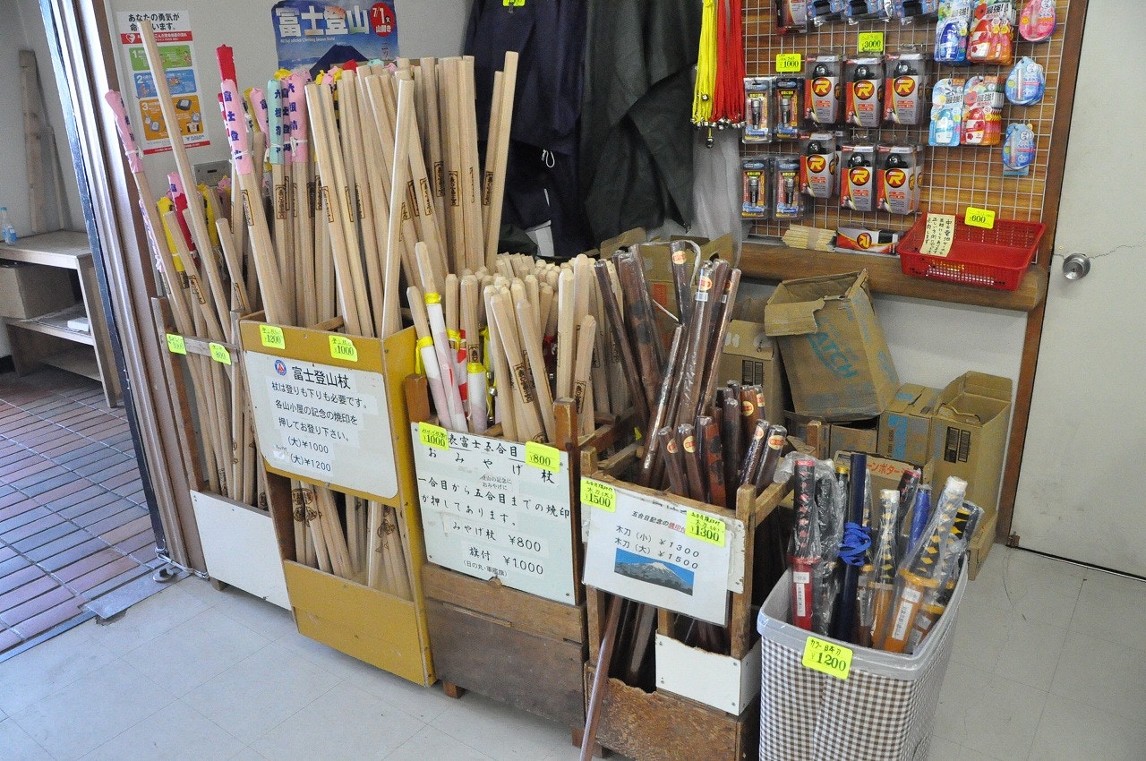 【金剛杖】登富士山必有一枝金剛杖，除了留念，亦是一枝好用的行山仗，山上山下都有售，但記得要選購一枝長的金剛杖。（網上圖片）